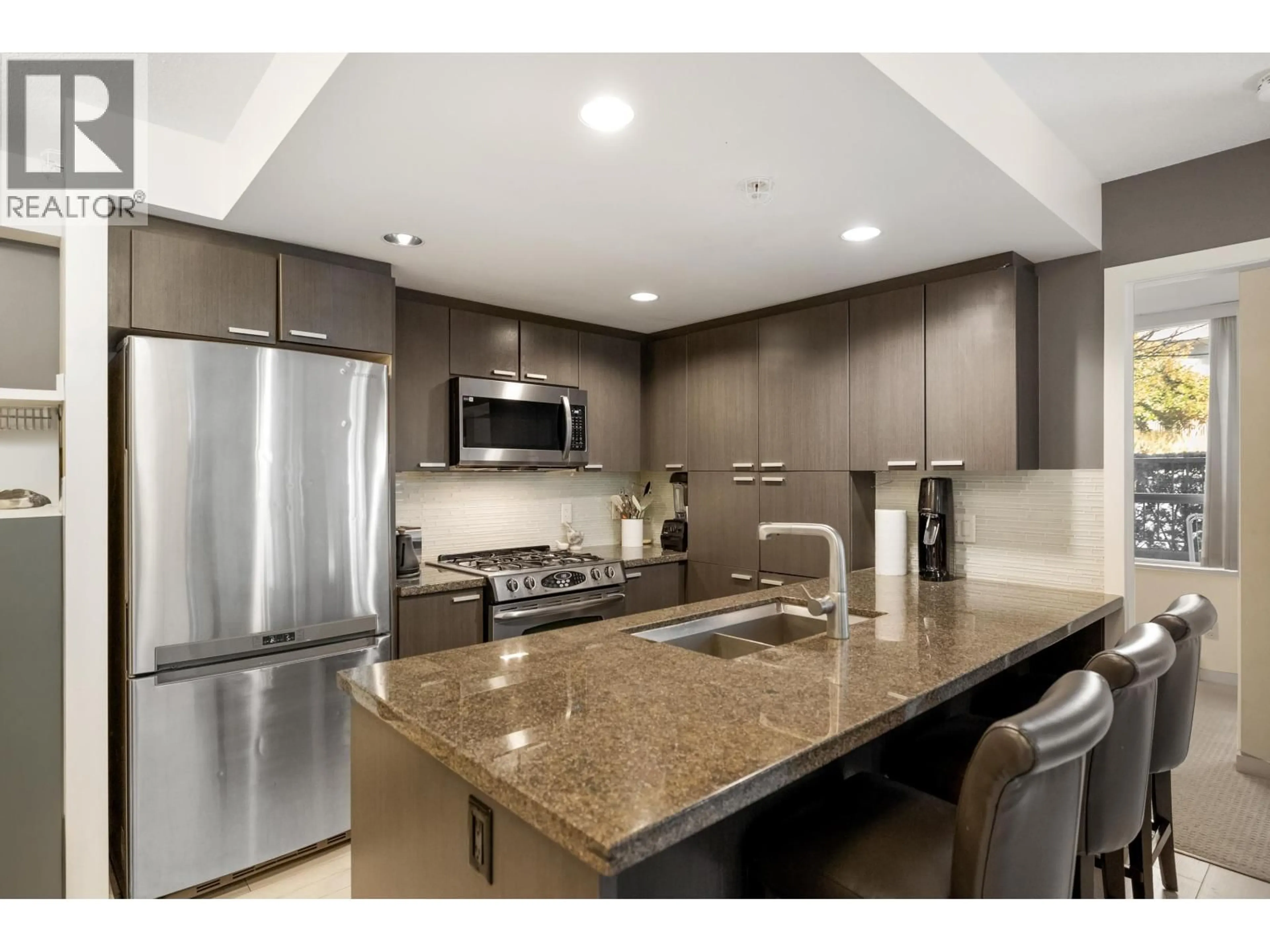 Open concept kitchen, ceramic/tile floor for 302 - 2200 DOUGLAS ROAD, Burnaby British Columbia V5C0G8