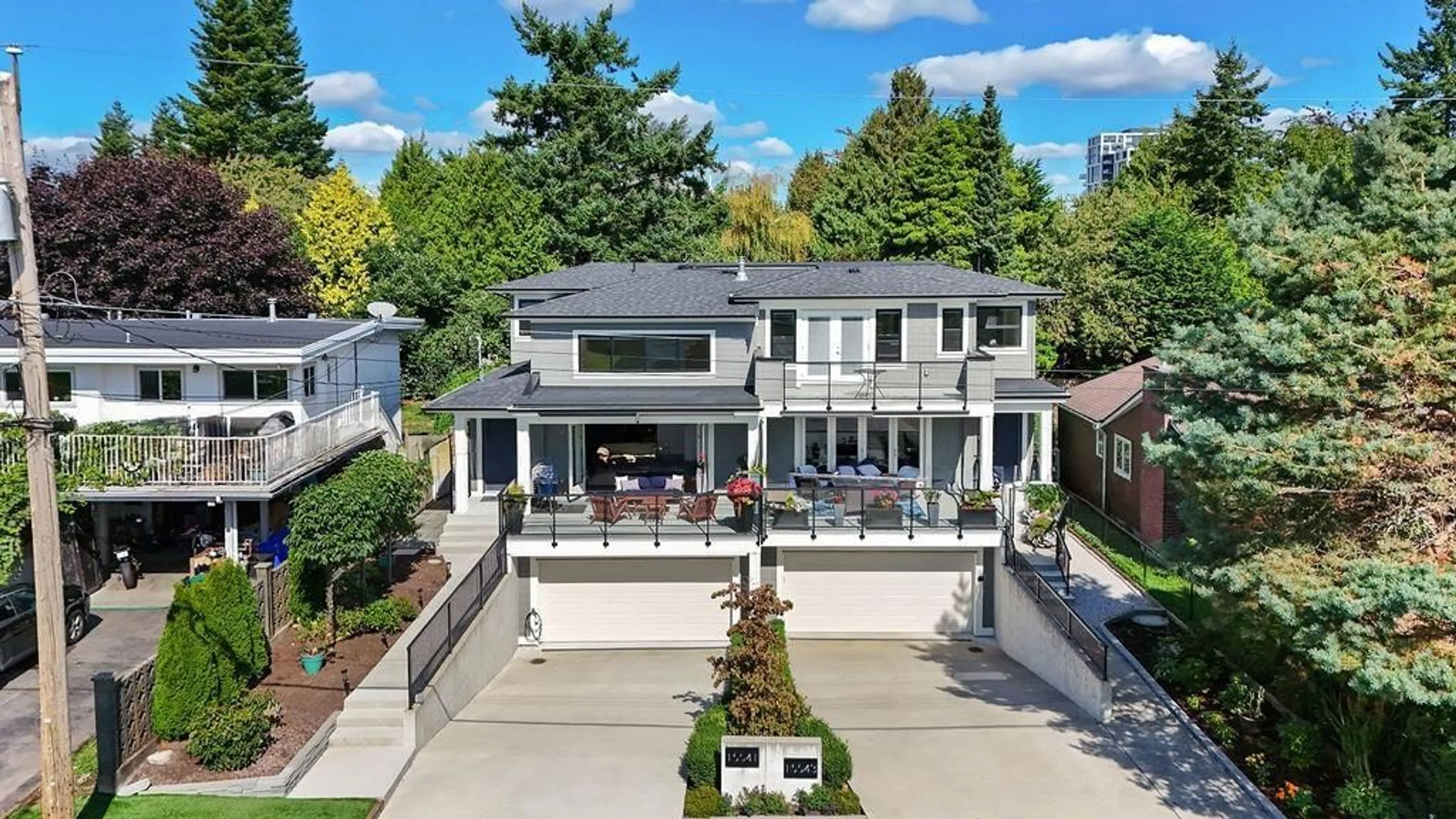 A pic from outside/outdoor area/front of a property/back of a property/a pic from drone, street for 15541 OXENHAM, White Rock British Columbia V4B2J2