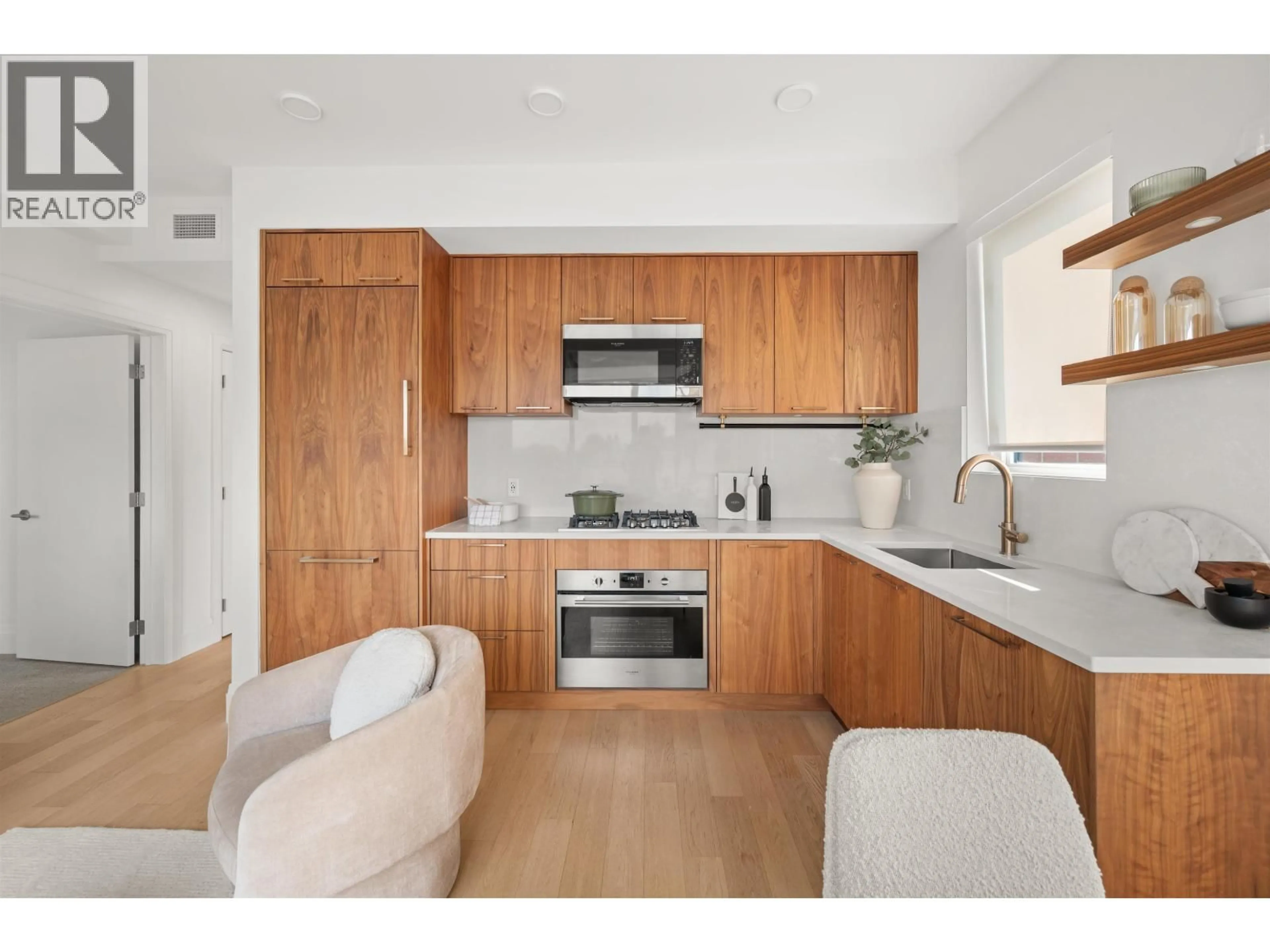 Open concept kitchen, wood/laminate floor for 406 - 2550 GARDEN DRIVE, Vancouver British Columbia V5N4X6