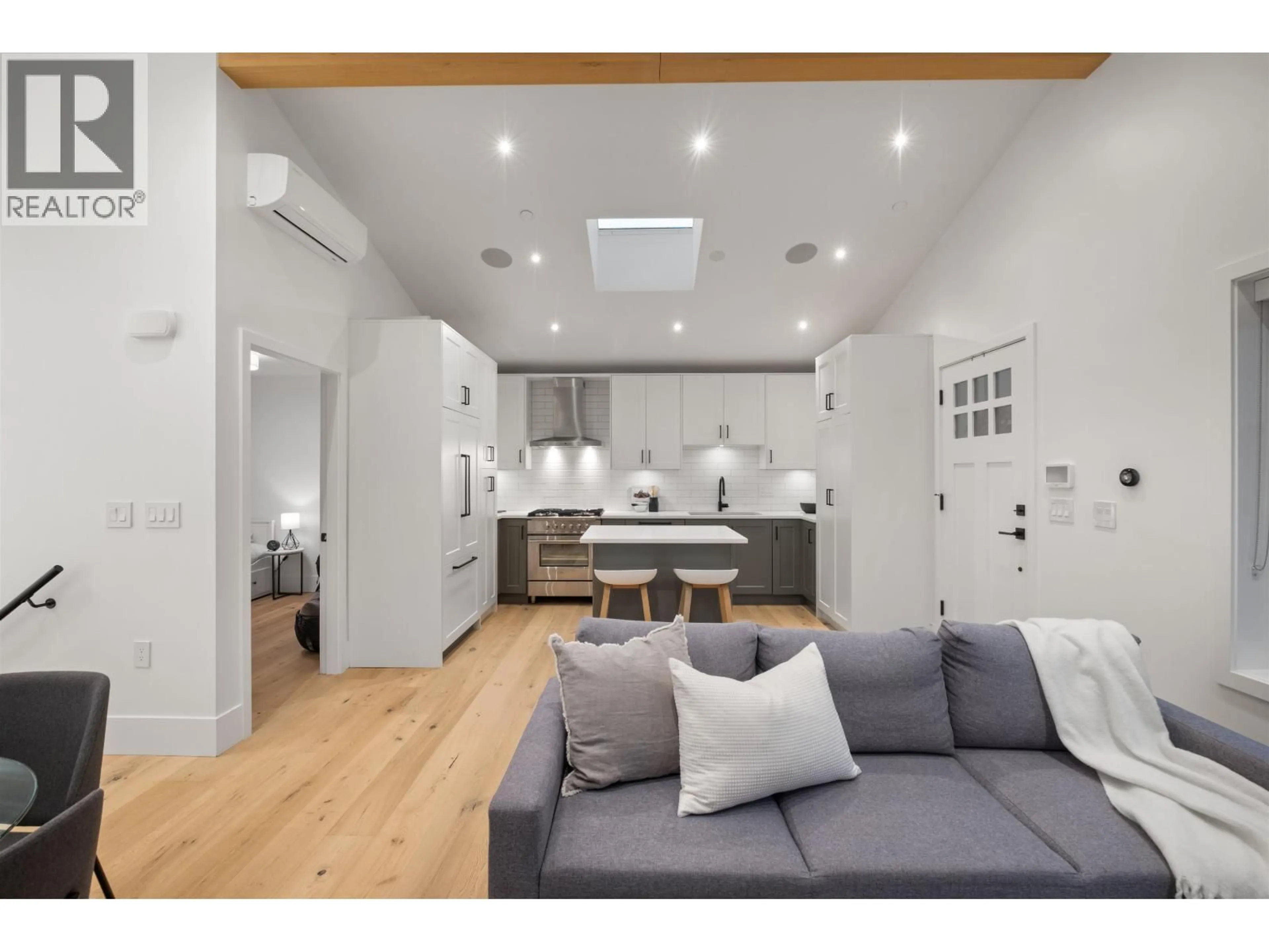 Open concept kitchen, wood/laminate floor for 2058 5TH AVENUE, Vancouver British Columbia V5N1M4