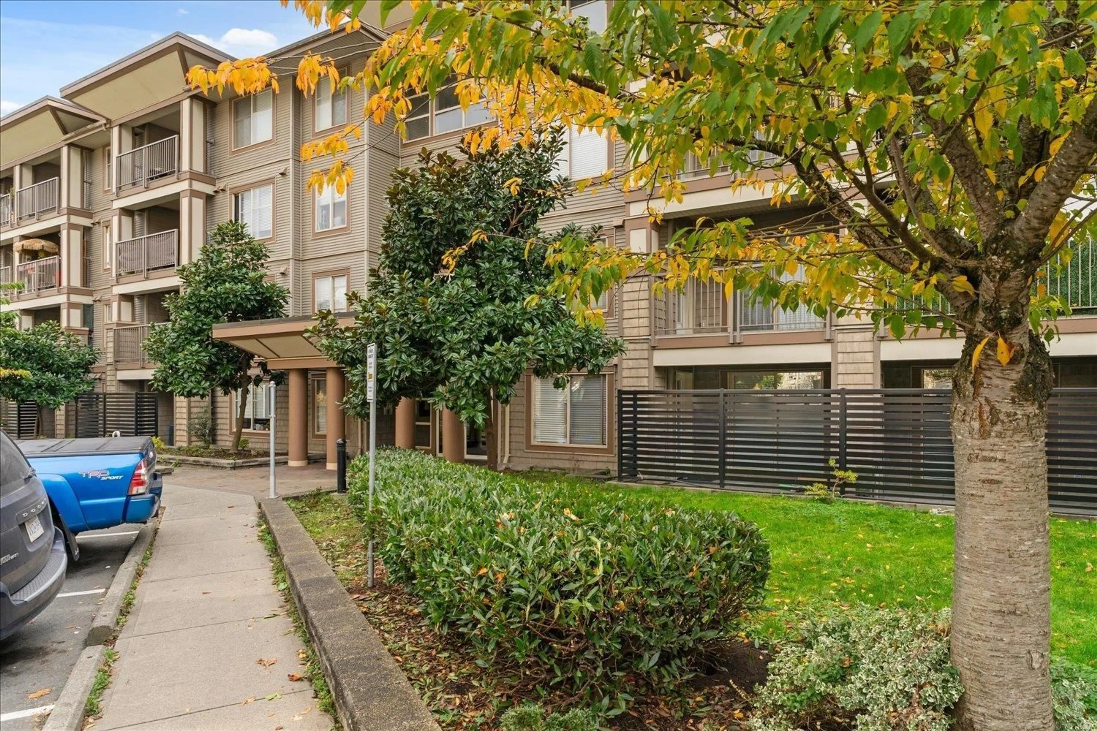 Patio, street for 101 - 45555 YALE ROAD, Chilliwack British Columbia V2P0A9