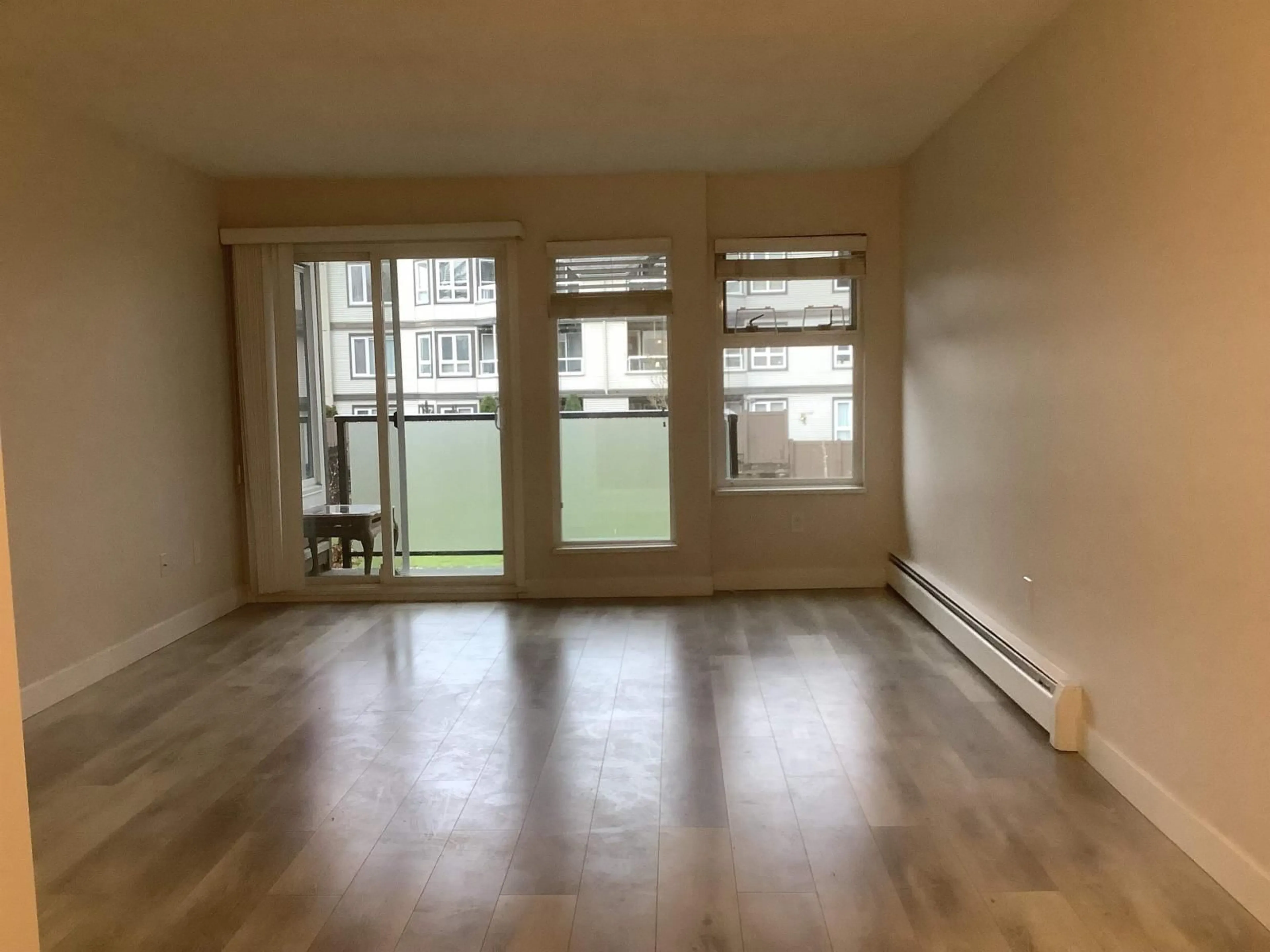 A pic of a room for 223 - 1850 SOUTHMERE CRESCENT EAST, Surrey British Columbia V4A6Y6