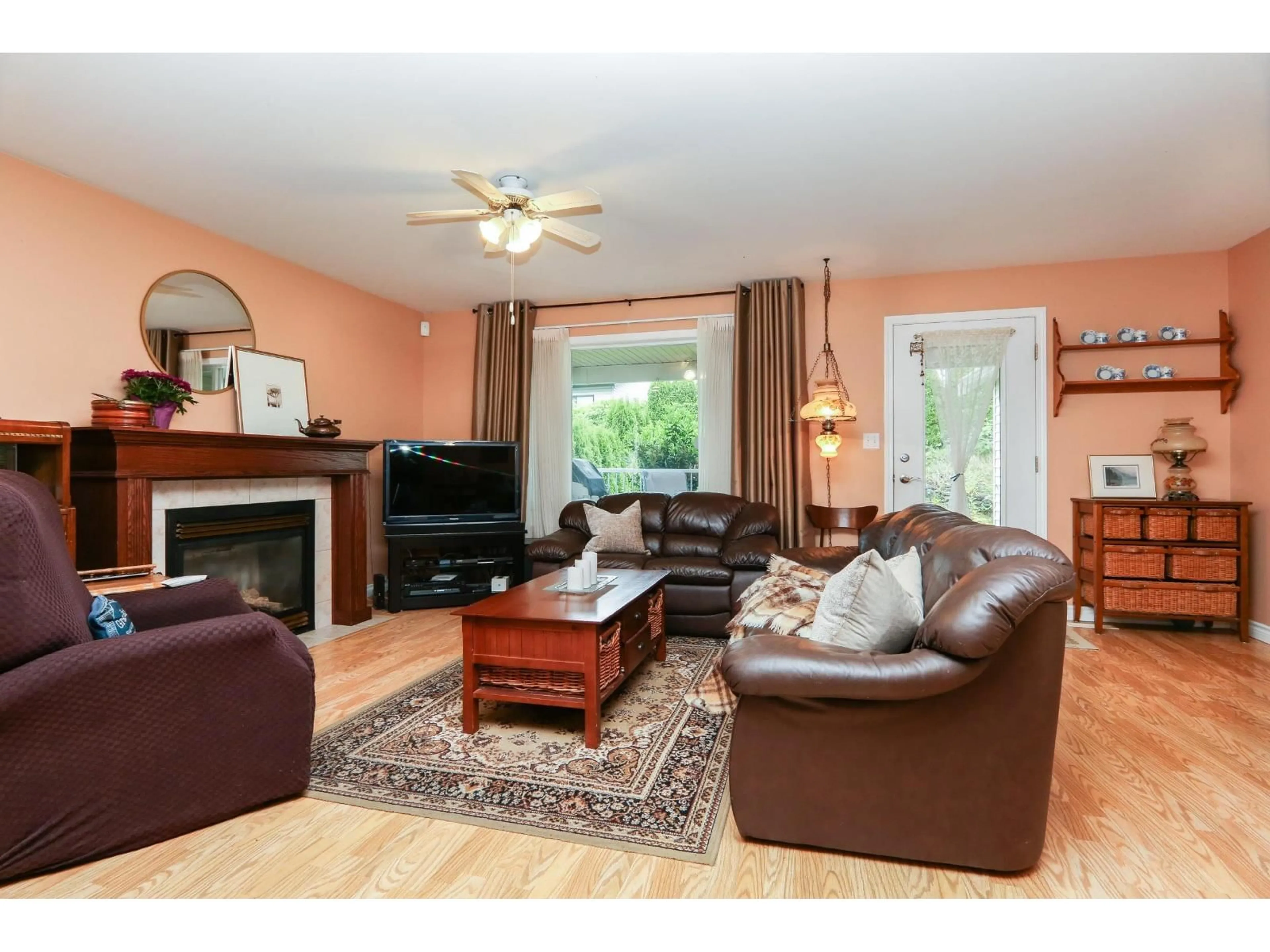 Living room with furniture, wood/laminate floor for 12 - 43875 CHILLIWACK MOUNTAIN ROAD, Chilliwack British Columbia V2R5R6