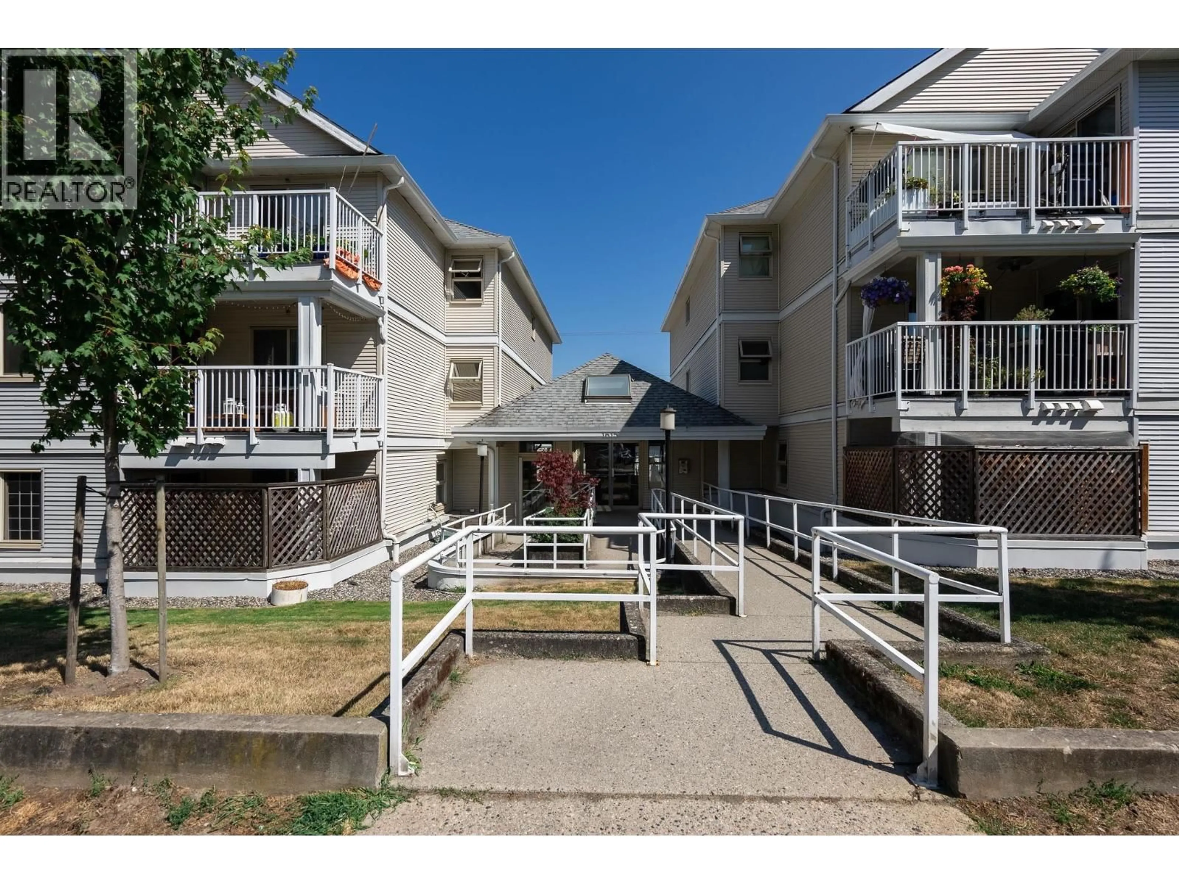 Patio, street for 203 - 1615 FRANCES STREET, Vancouver British Columbia V5L1Z3