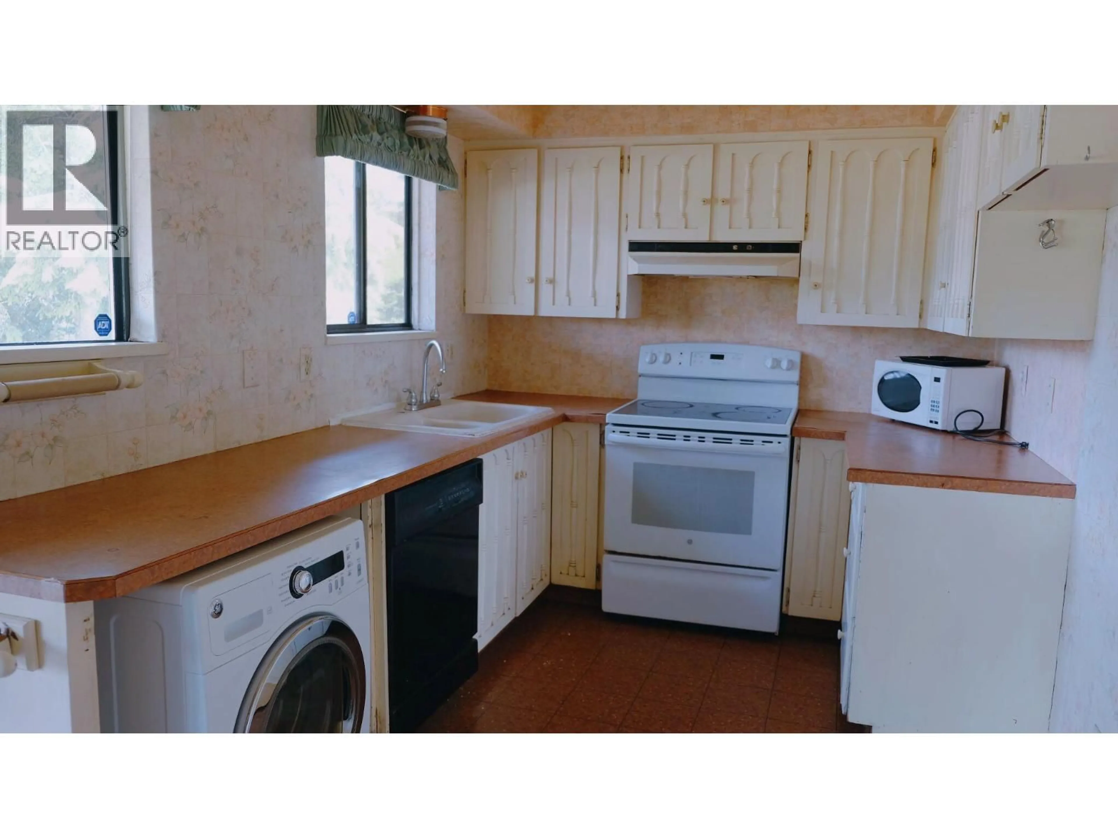 Standard kitchen, wood/laminate floor for 6391 NADINE CRESCENT, Richmond British Columbia V7C2T5