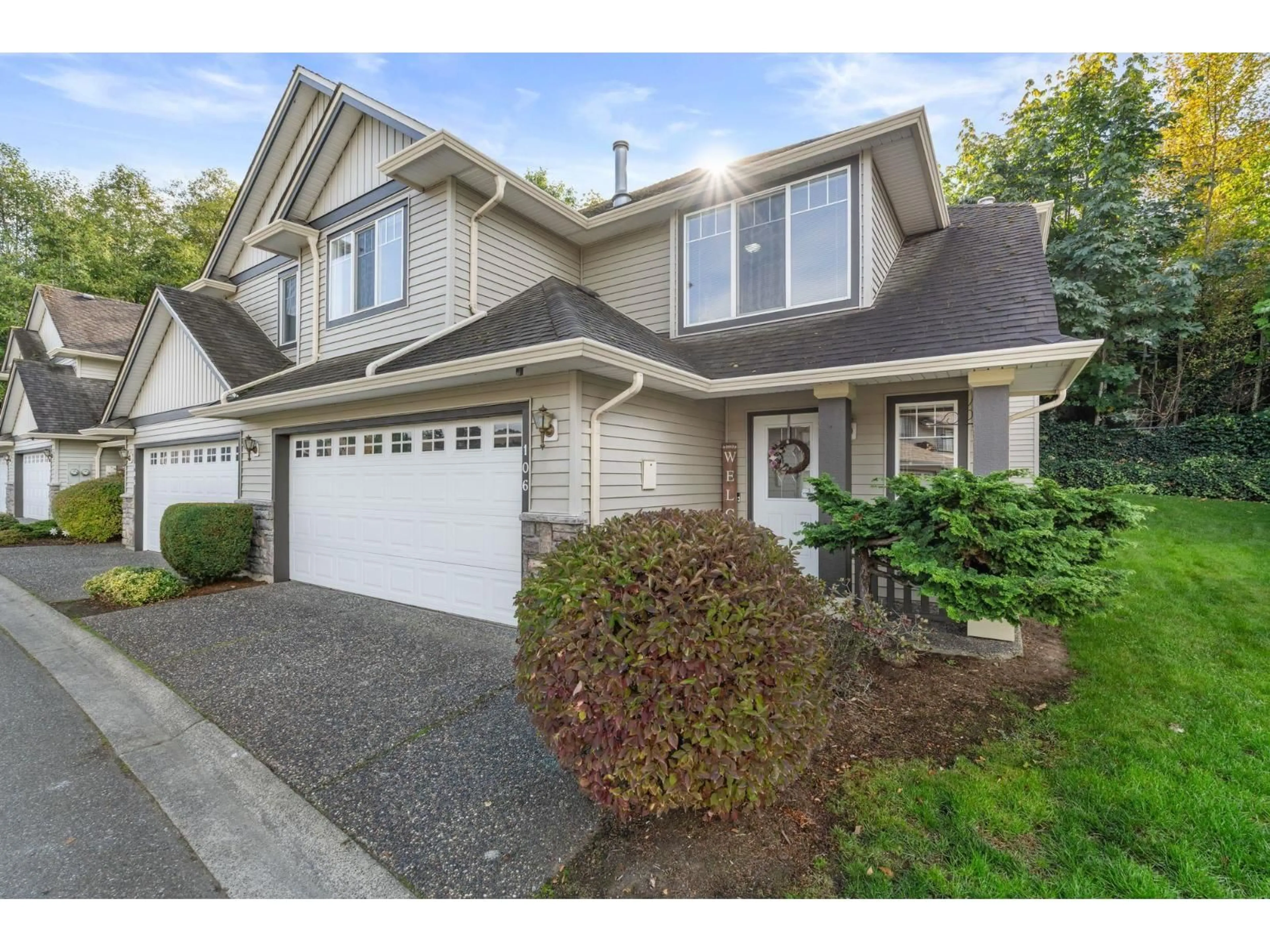 Home with vinyl exterior material, street for 106 - 46360 VALLEYVIEW ROAD, Chilliwack British Columbia V2R5L7