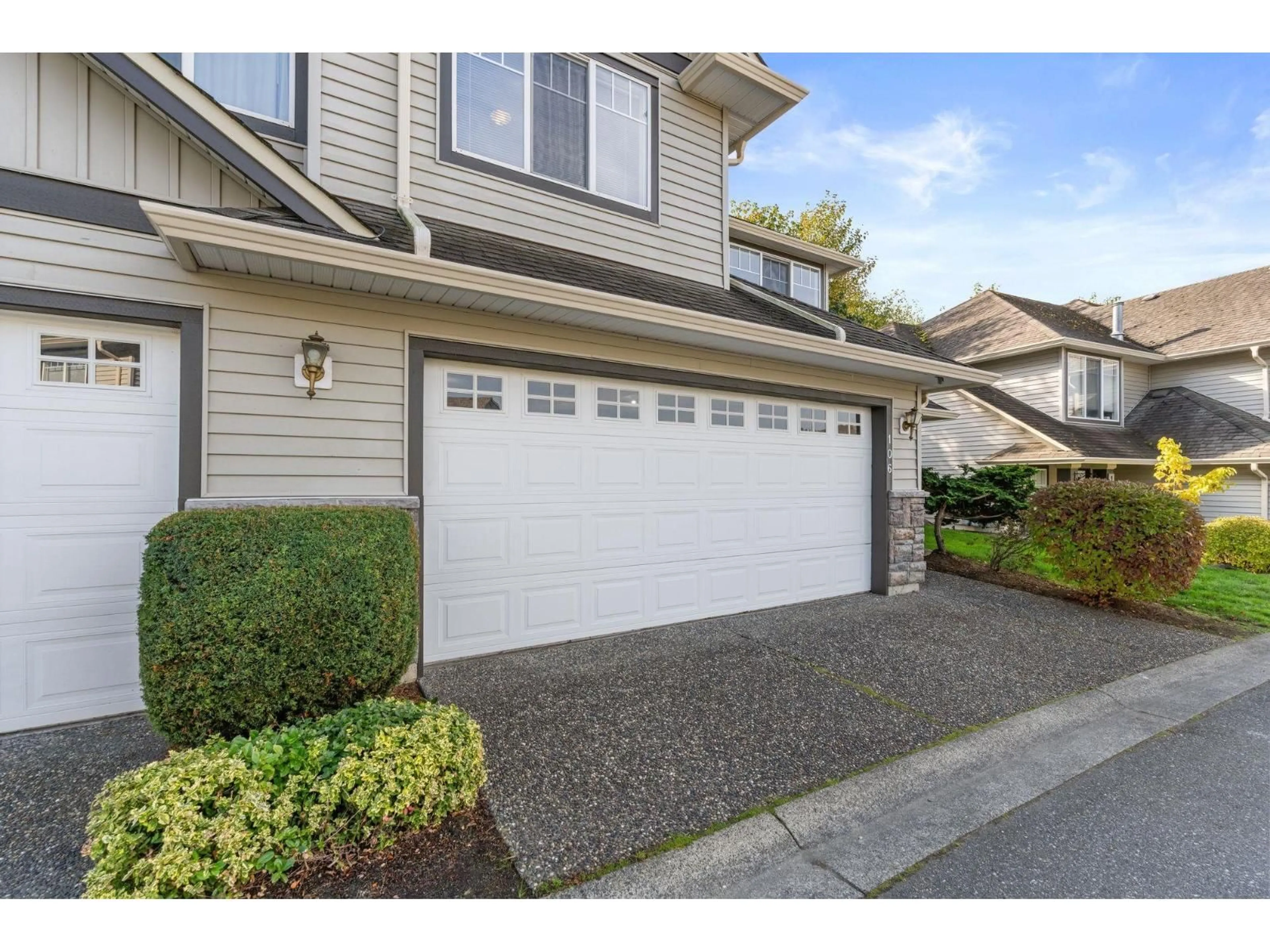 Home with vinyl exterior material, street for 106 - 46360 VALLEYVIEW ROAD, Chilliwack British Columbia V2R5L7