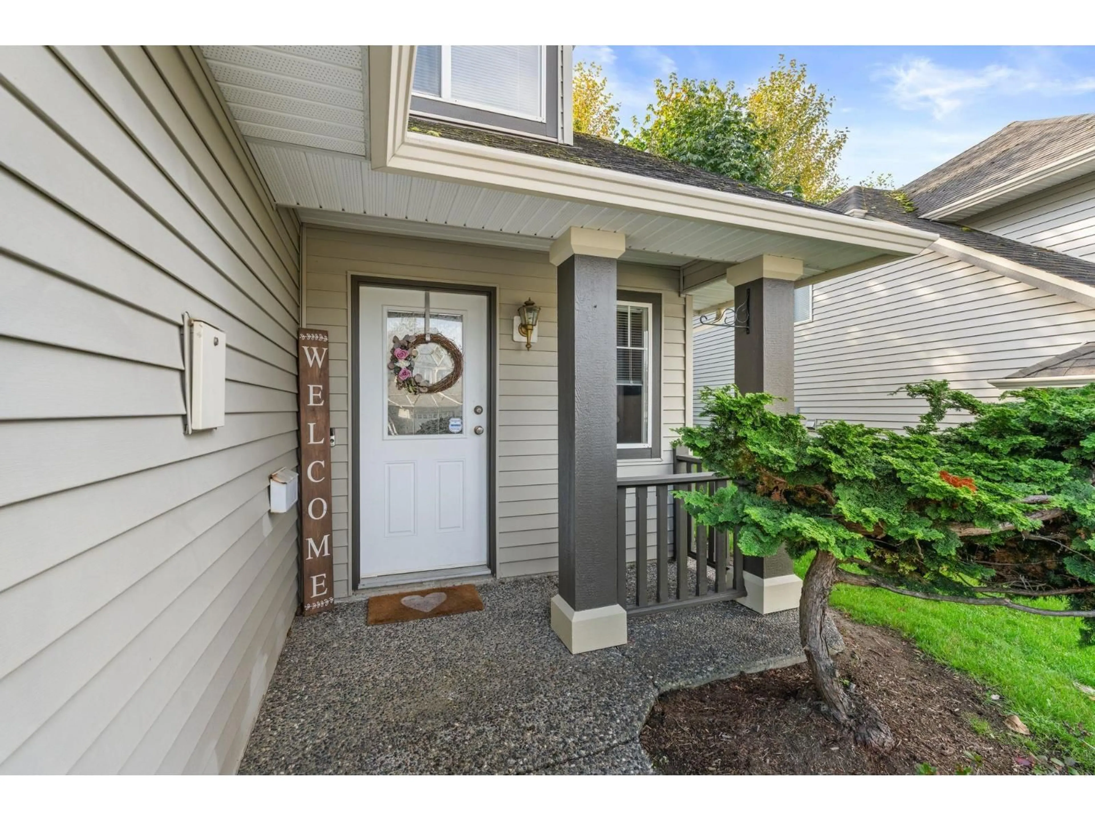 Indoor entryway for 106 - 46360 VALLEYVIEW ROAD, Chilliwack British Columbia V2R5L7