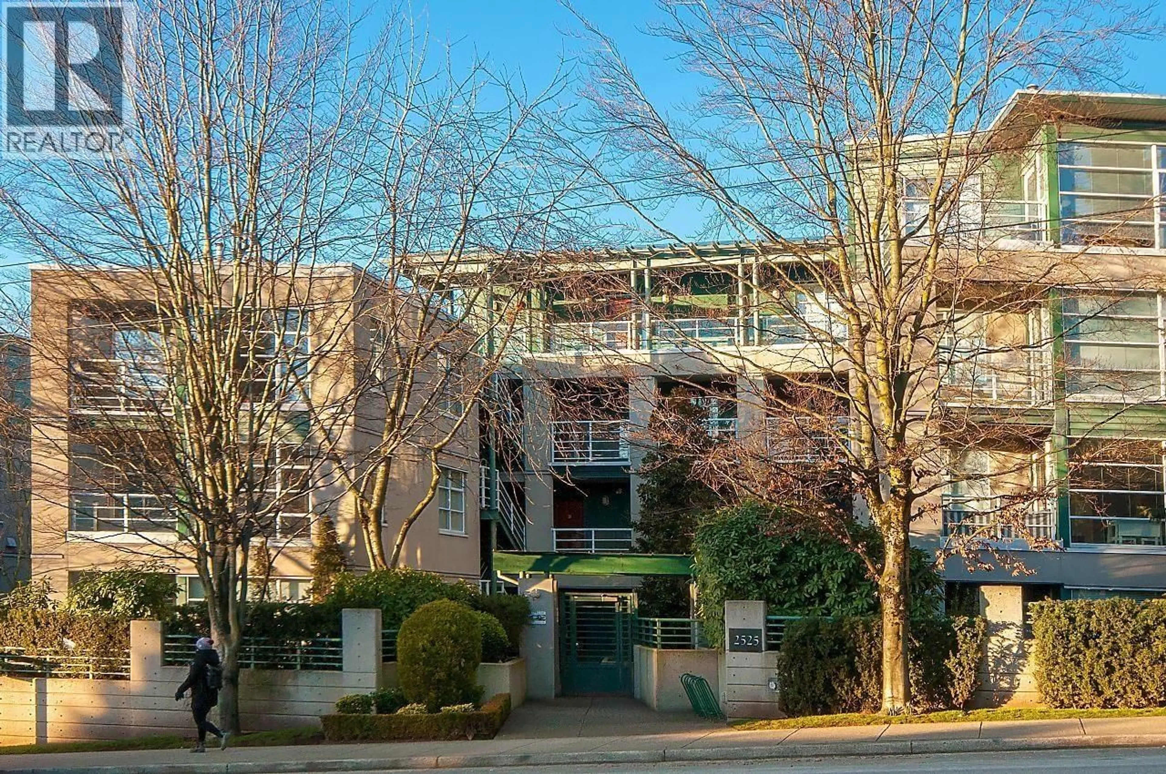 Patio, building for 304 - 2525 BLENHEIM STREET, Vancouver British Columbia V6K4W6