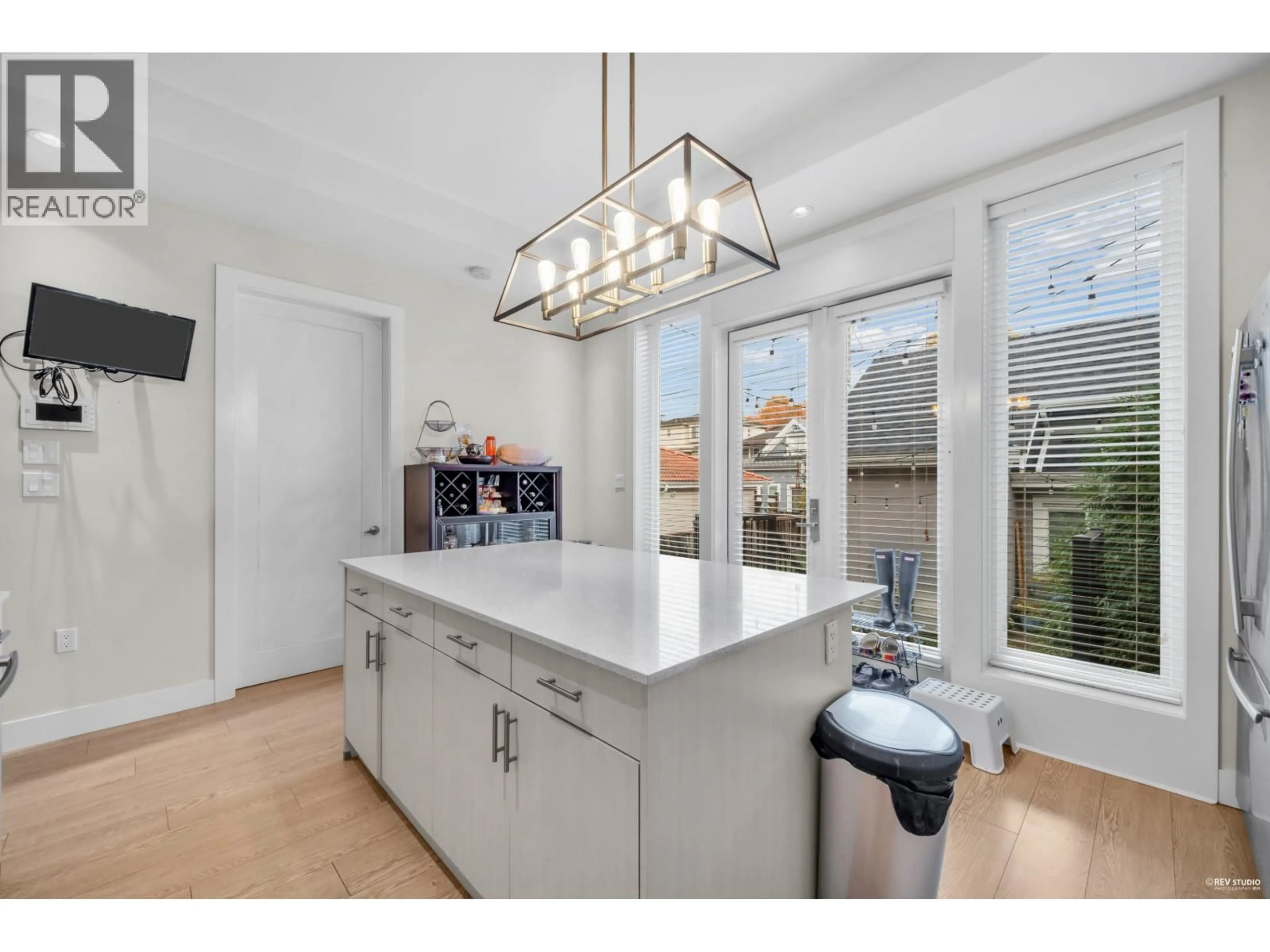 Open concept kitchen, ceramic/tile floor for 4770 LANARK STREET, Vancouver British Columbia V5N3R8