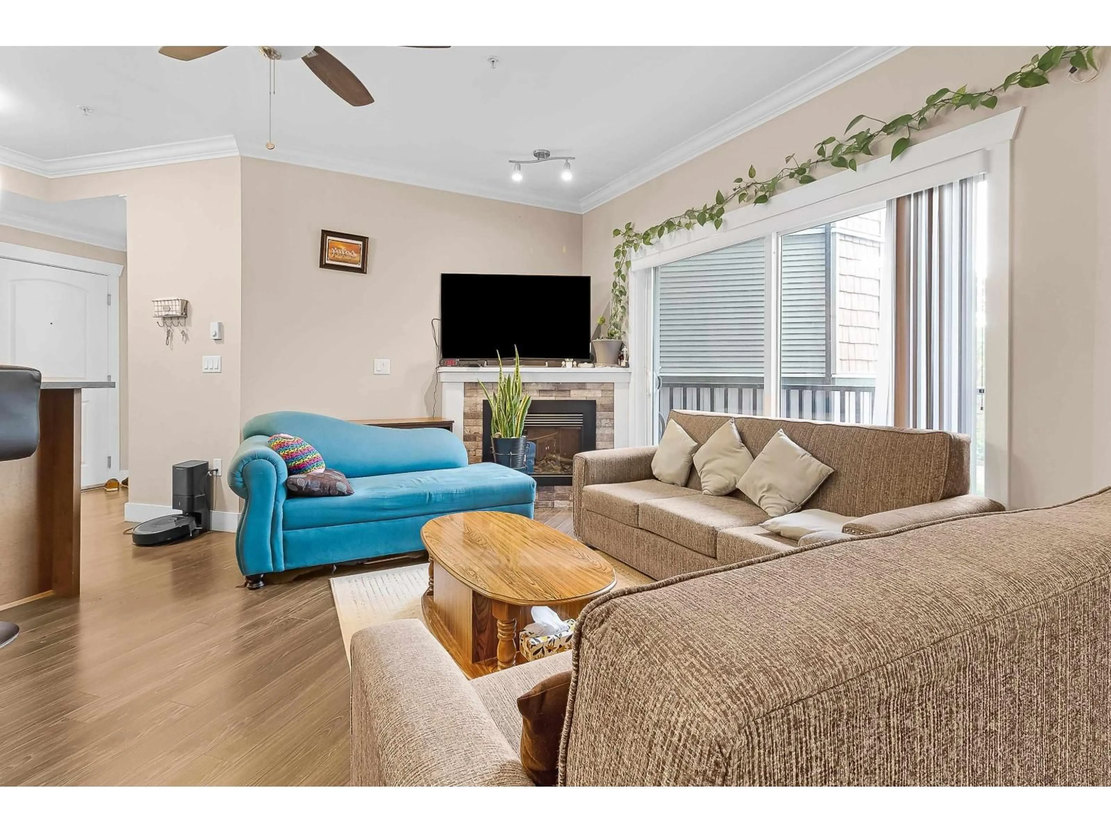 Living room with furniture, wood/laminate floor for 211 - 8183 121A, Surrey British Columbia V3W1S7