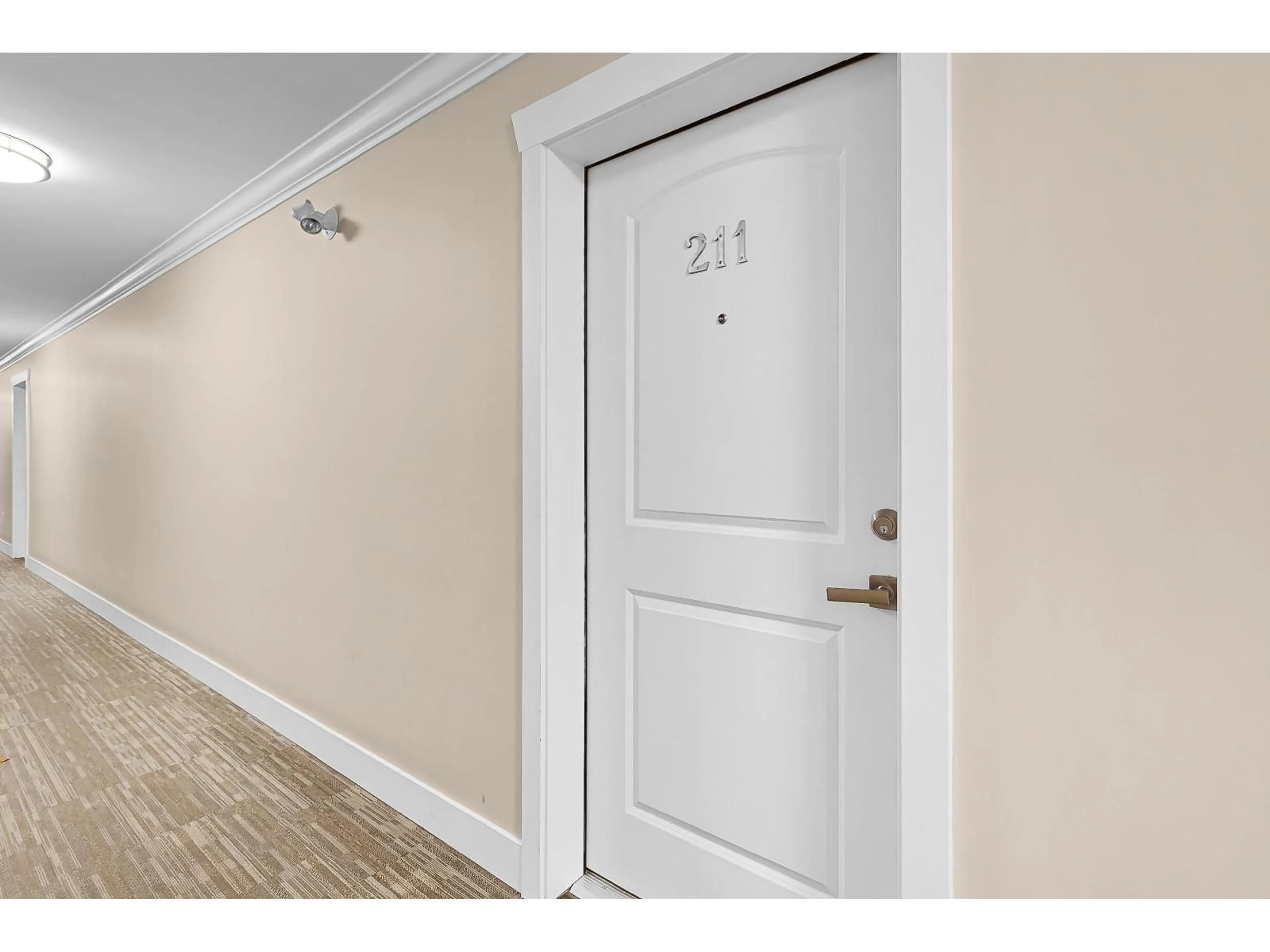 Indoor entryway for 211 - 8183 121A, Surrey British Columbia V3W1S7