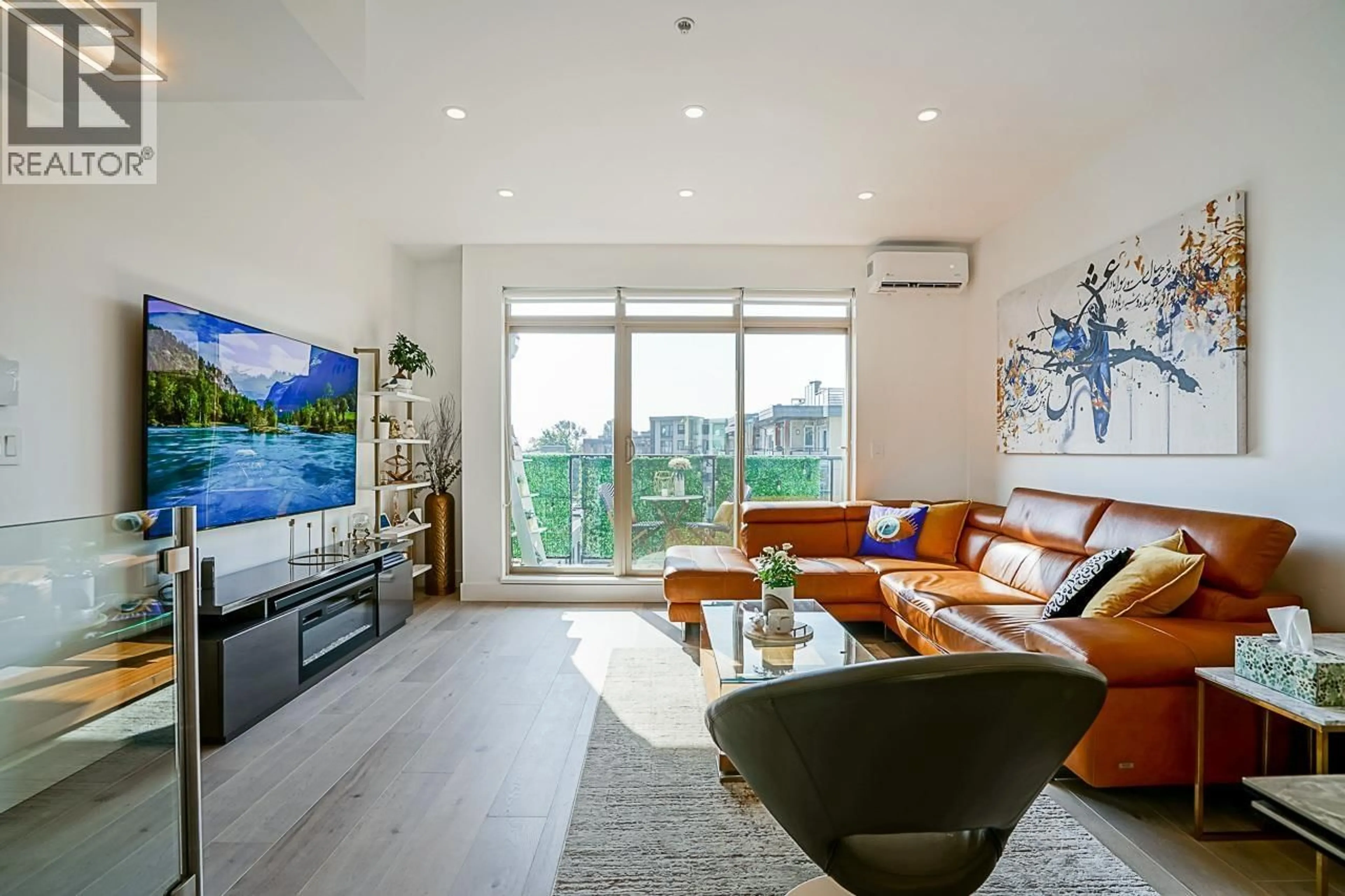 Living room with furniture, unknown for 76 - 728 14TH STREET, North Vancouver British Columbia V7M0A8