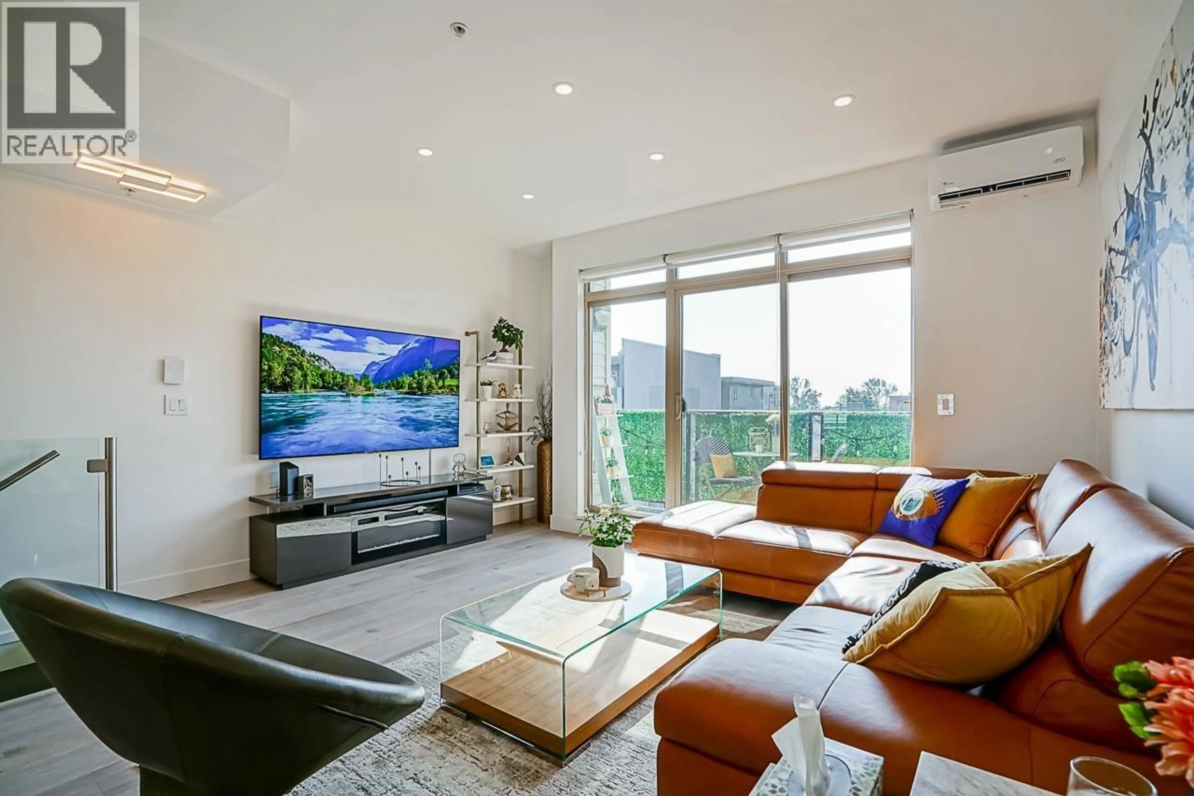 Living room with furniture, unknown for 76 - 728 14TH STREET, North Vancouver British Columbia V7M0A8