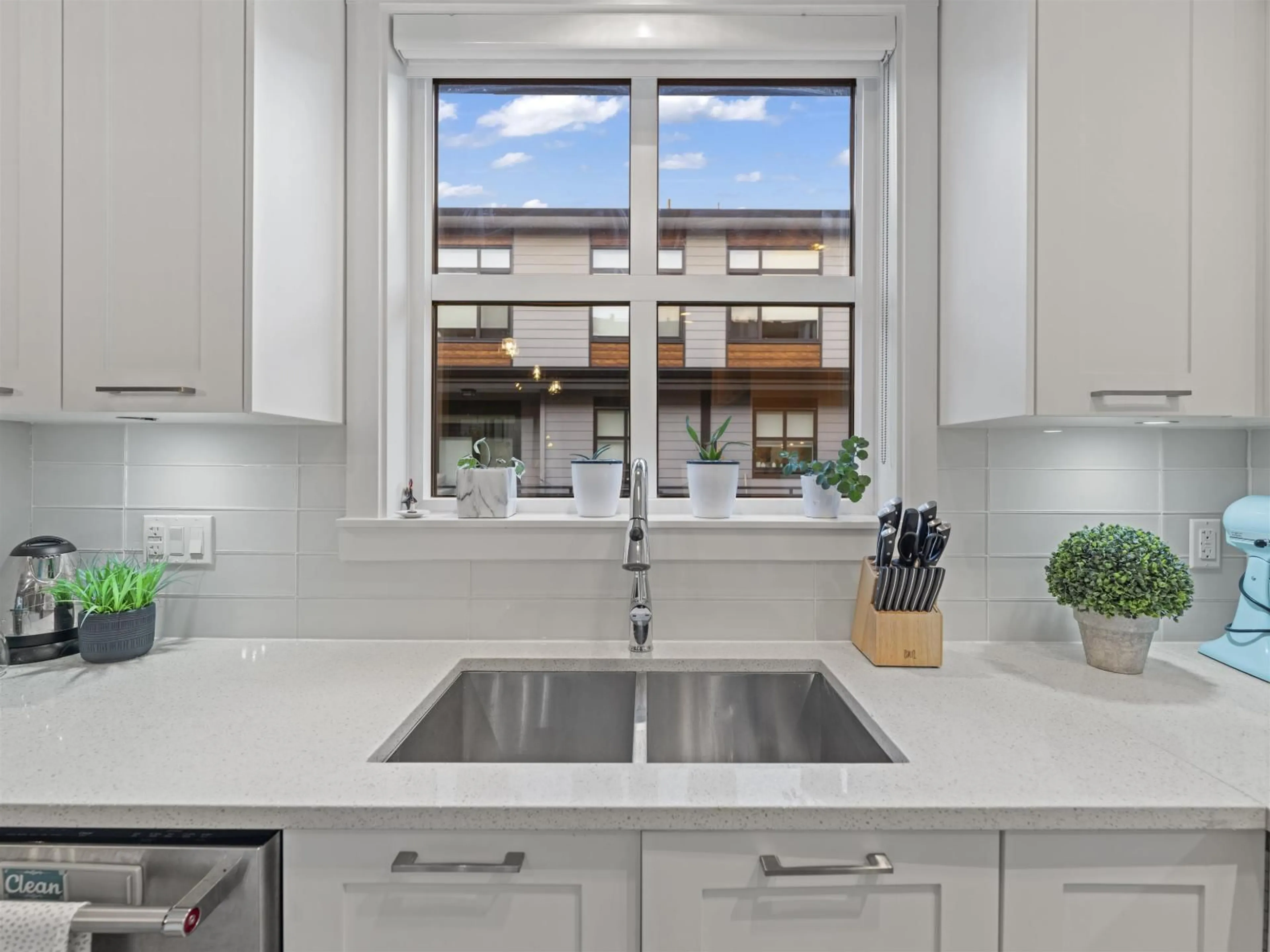 Contemporary kitchen, ceramic/tile floor for 197 - 16488 64, Surrey British Columbia V3S6X6