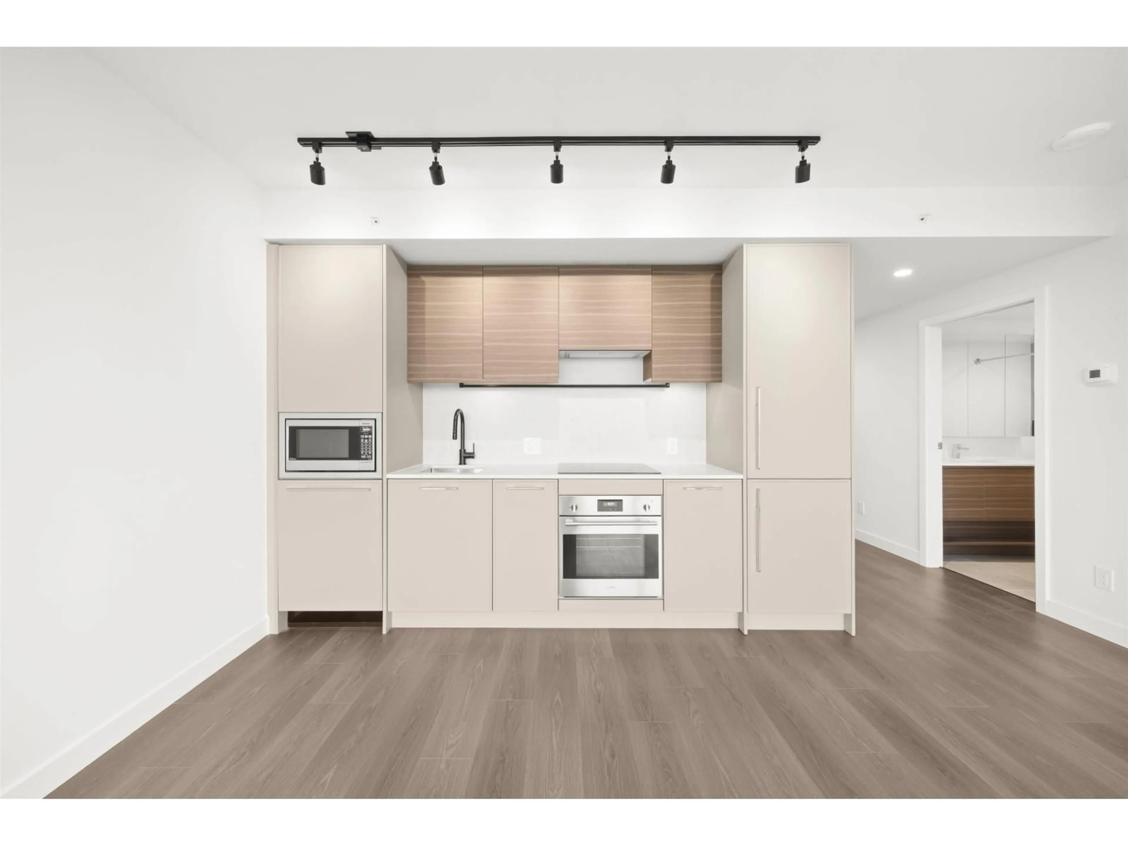 Standard kitchen, wood/laminate floor for 4208 - 13745 GEORGE JUNCTION, Surrey British Columbia V3T4Y3