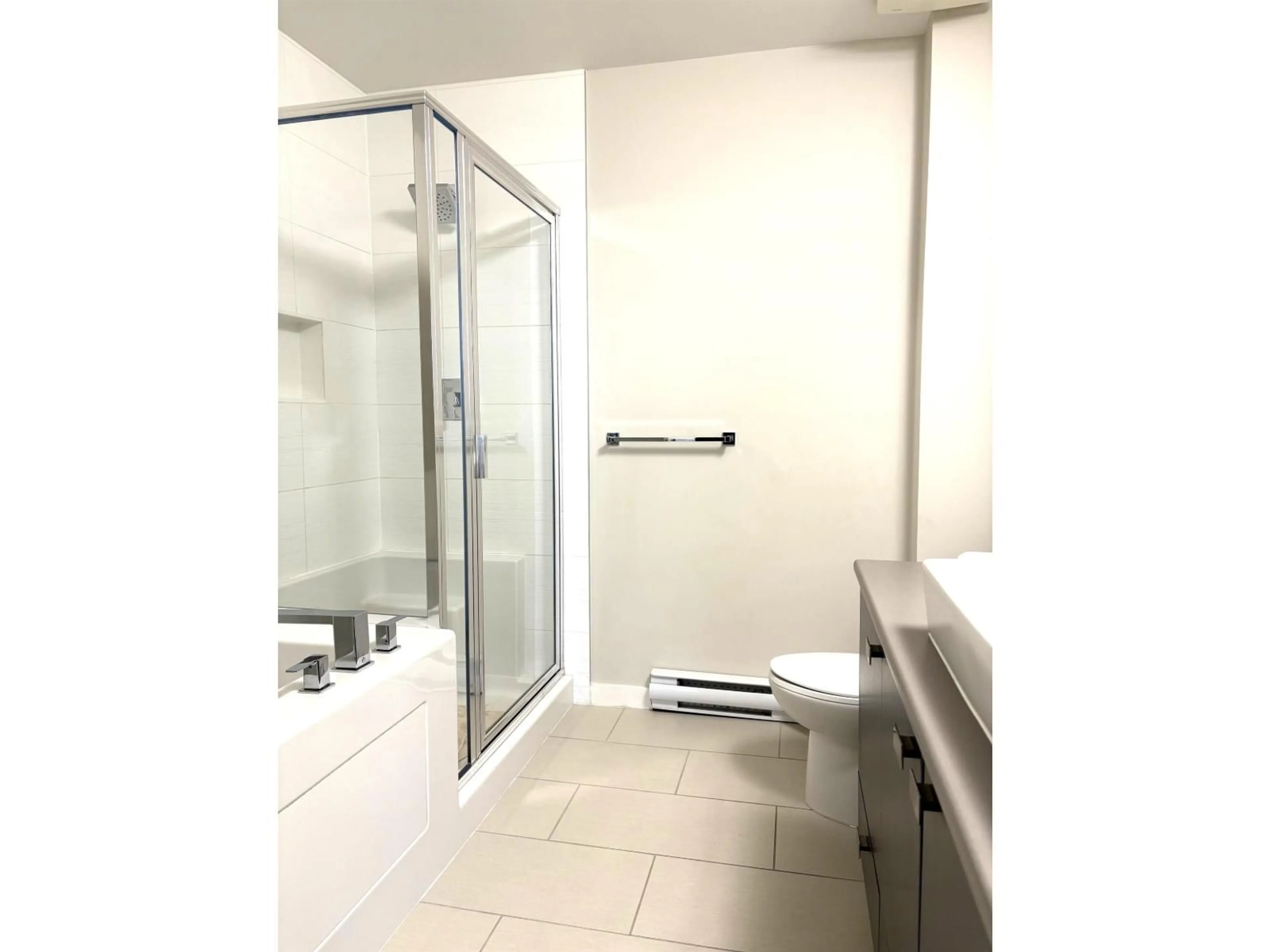 Standard bathroom, unknown for 402 - 5655 210A, Langley British Columbia V3A0G4