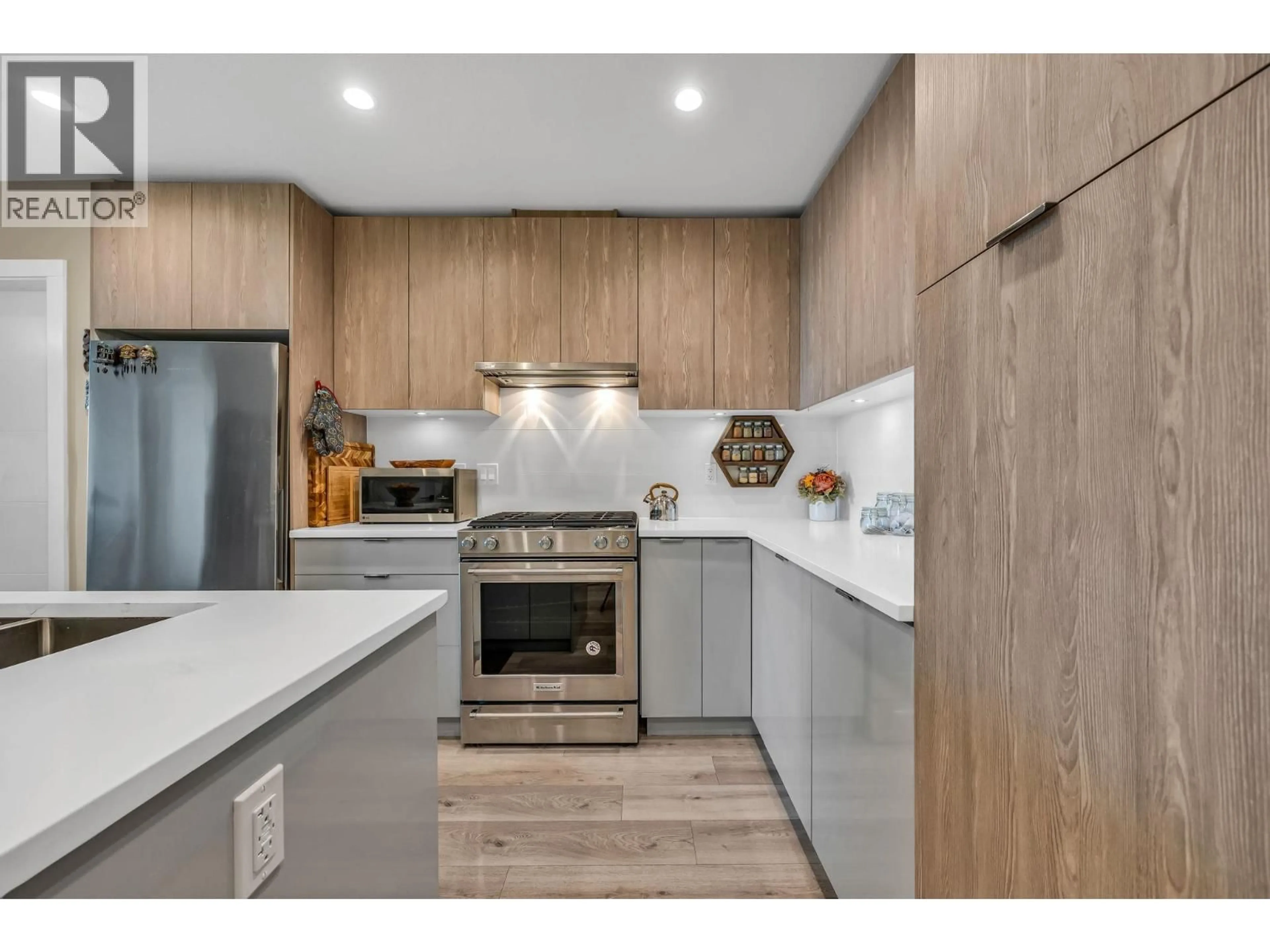 Contemporary kitchen, unknown for 404 - 128 8TH STREET, North Vancouver British Columbia V7L0H2