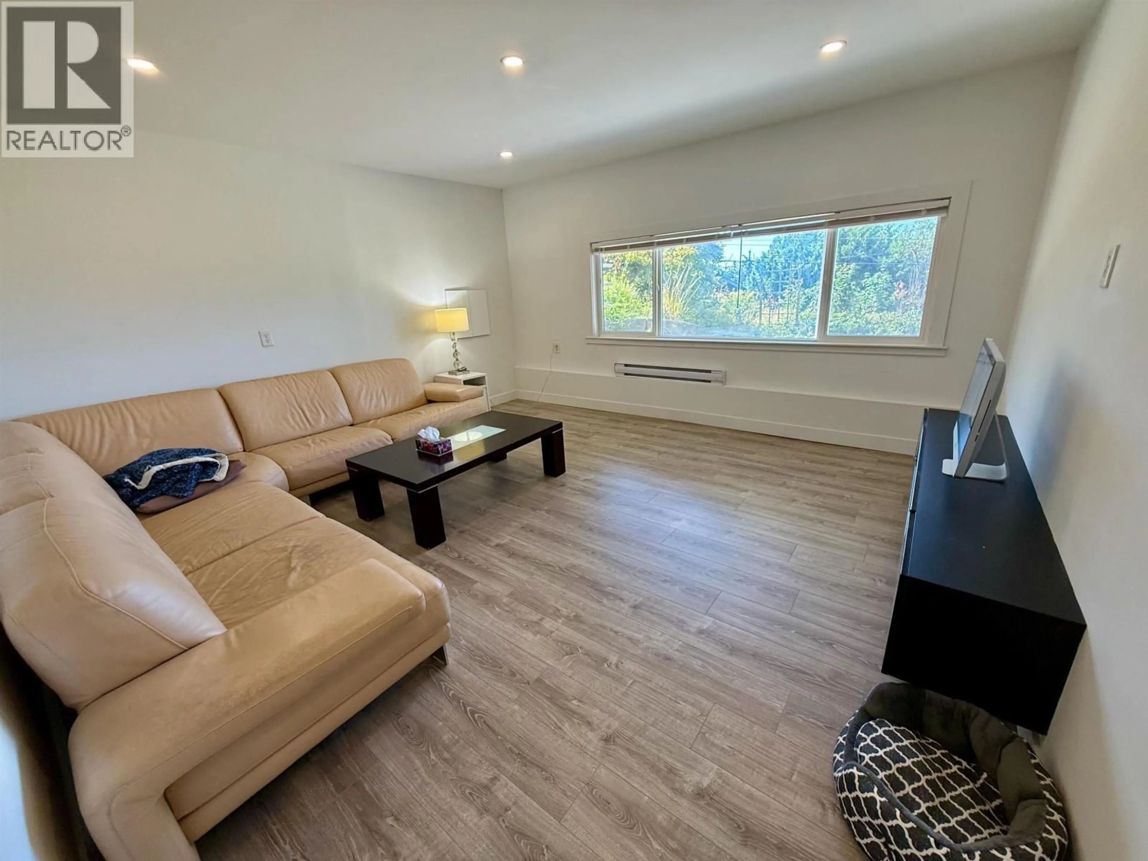 Living room with furniture, wood/laminate floor for 6472 JASPER ROAD, Sechelt British Columbia V7Z0S6