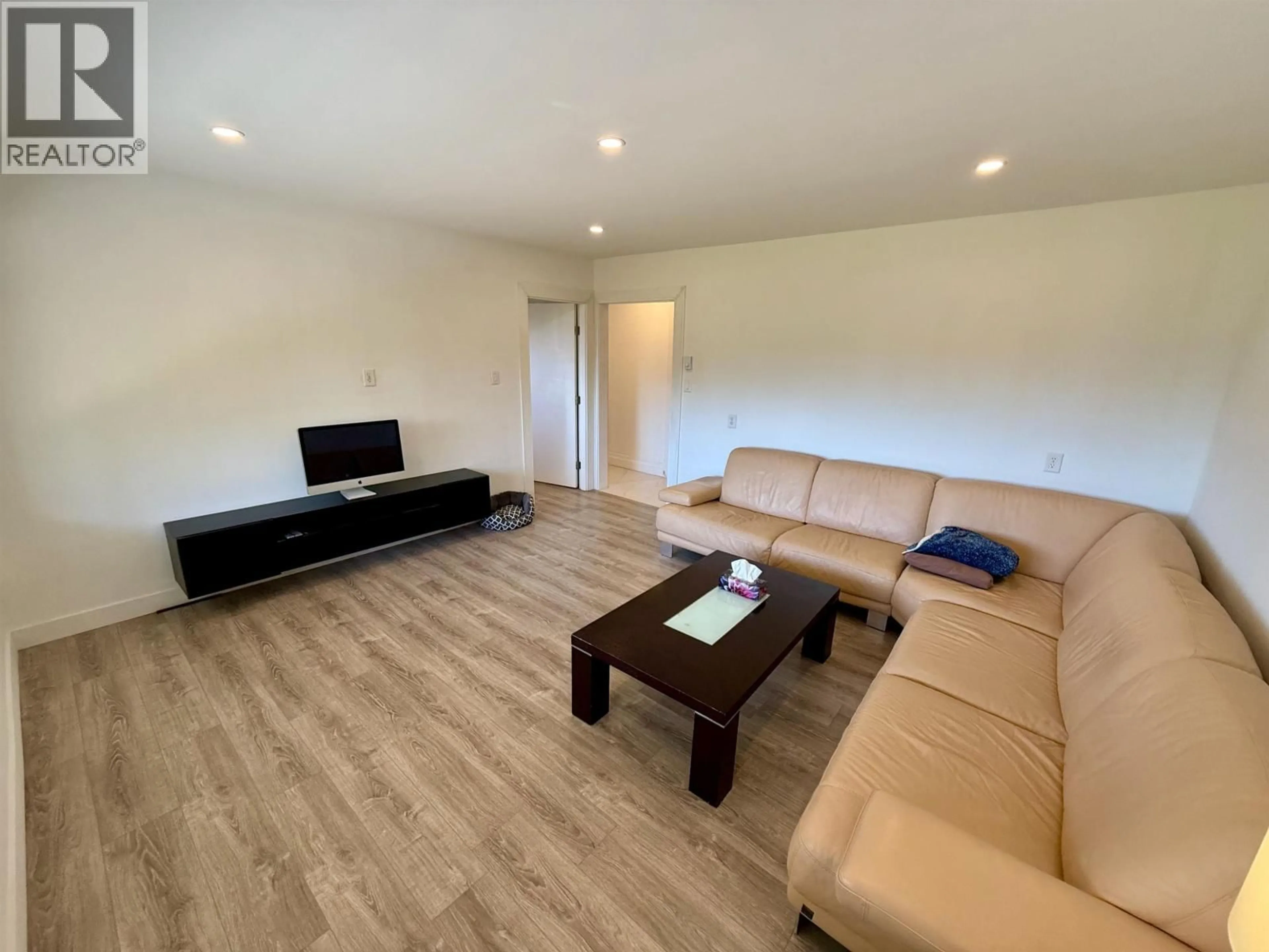 Living room with furniture, wood/laminate floor for 6472 JASPER ROAD, Sechelt British Columbia V7Z0S6