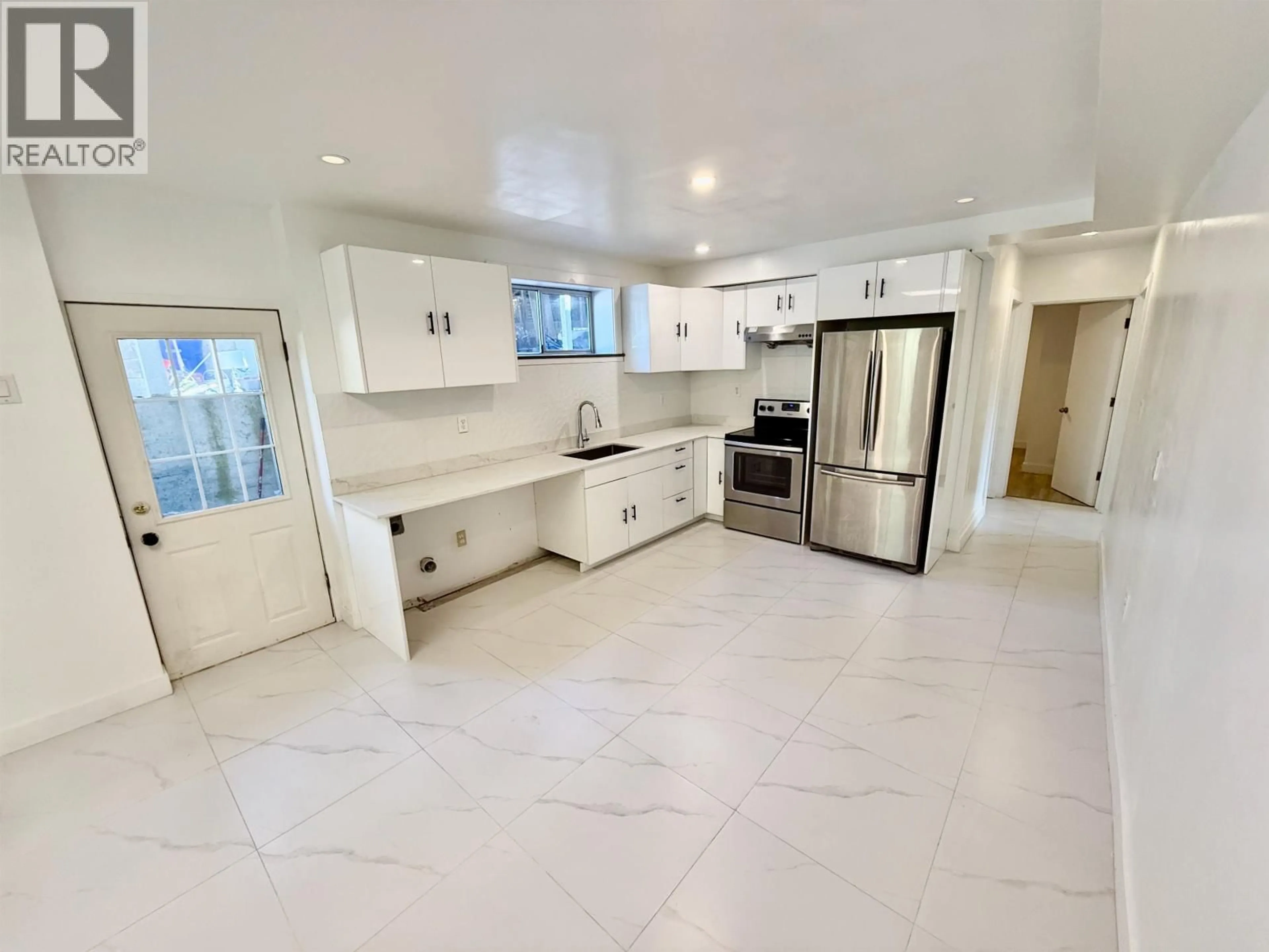 Open concept kitchen, ceramic/tile floor for 6472 JASPER ROAD, Sechelt British Columbia V7Z0S6