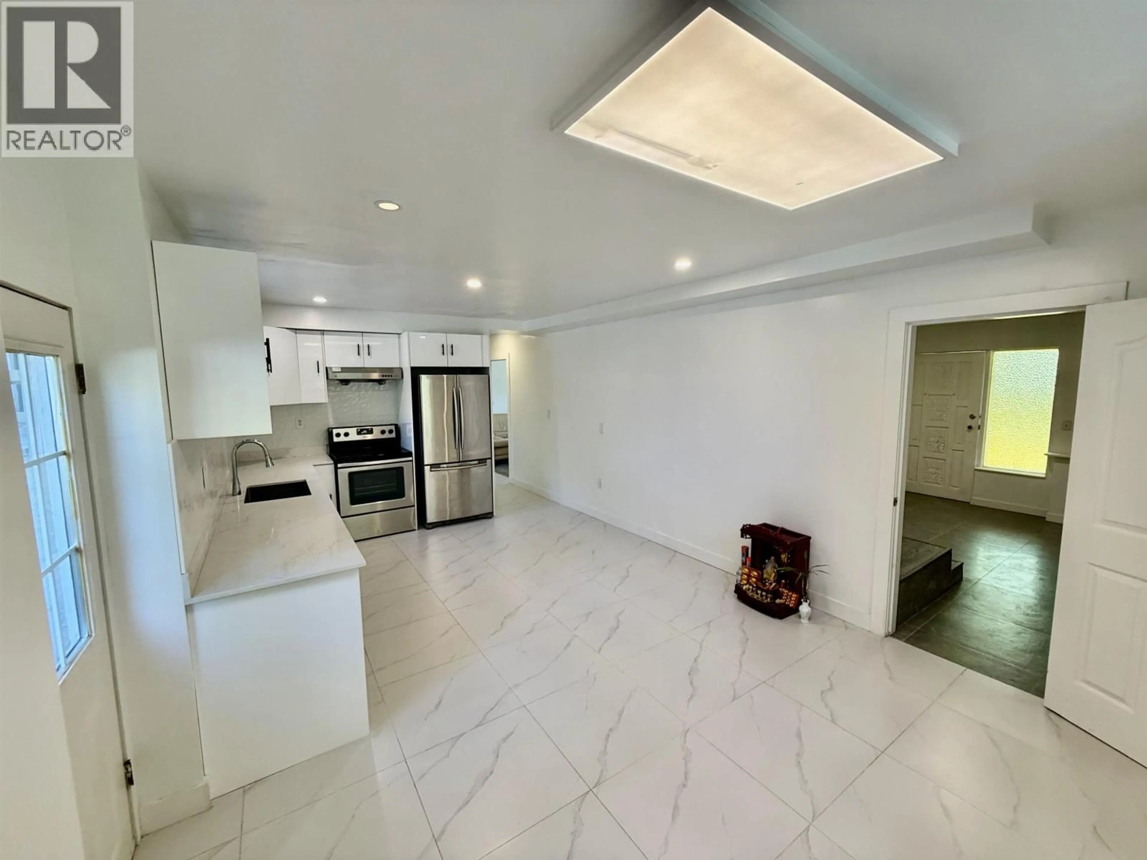 Open concept kitchen, ceramic/tile floor for 6472 JASPER ROAD, Sechelt British Columbia V7Z0S6