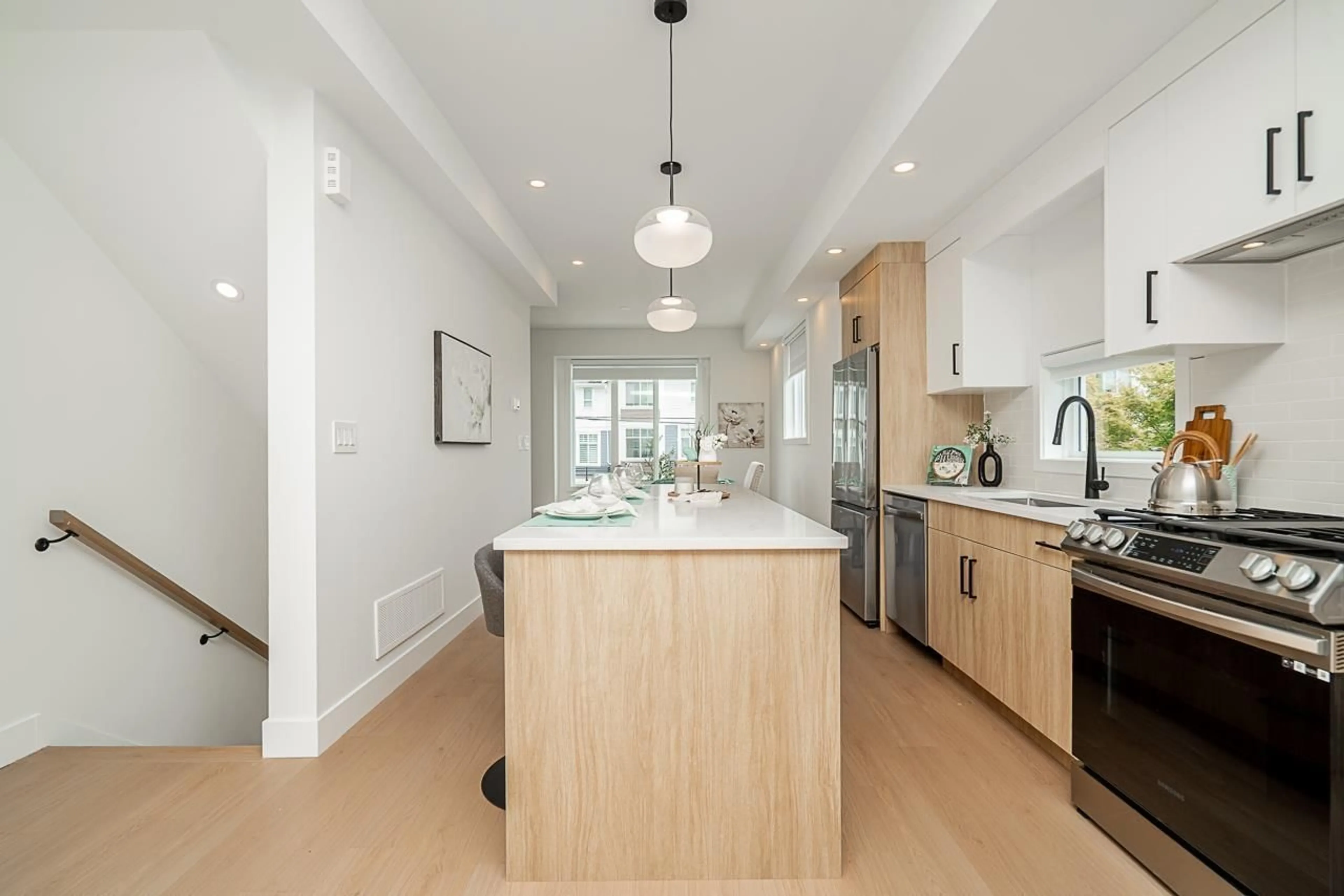 Contemporary kitchen, unknown for 6 - 2525 156, Surrey British Columbia V3P1C7