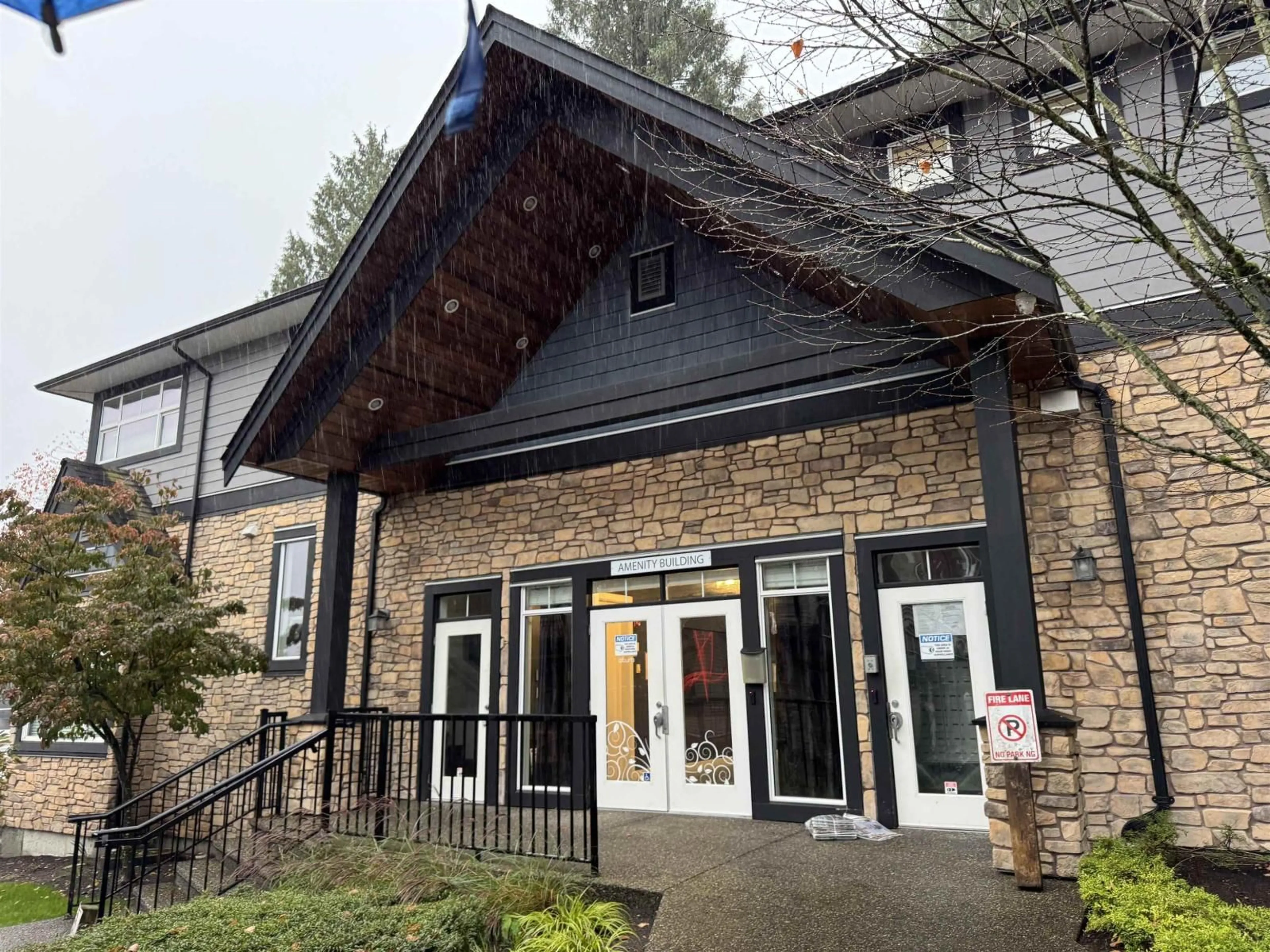 Indoor foyer for 90 - 6299 144, Surrey British Columbia V3X1A2