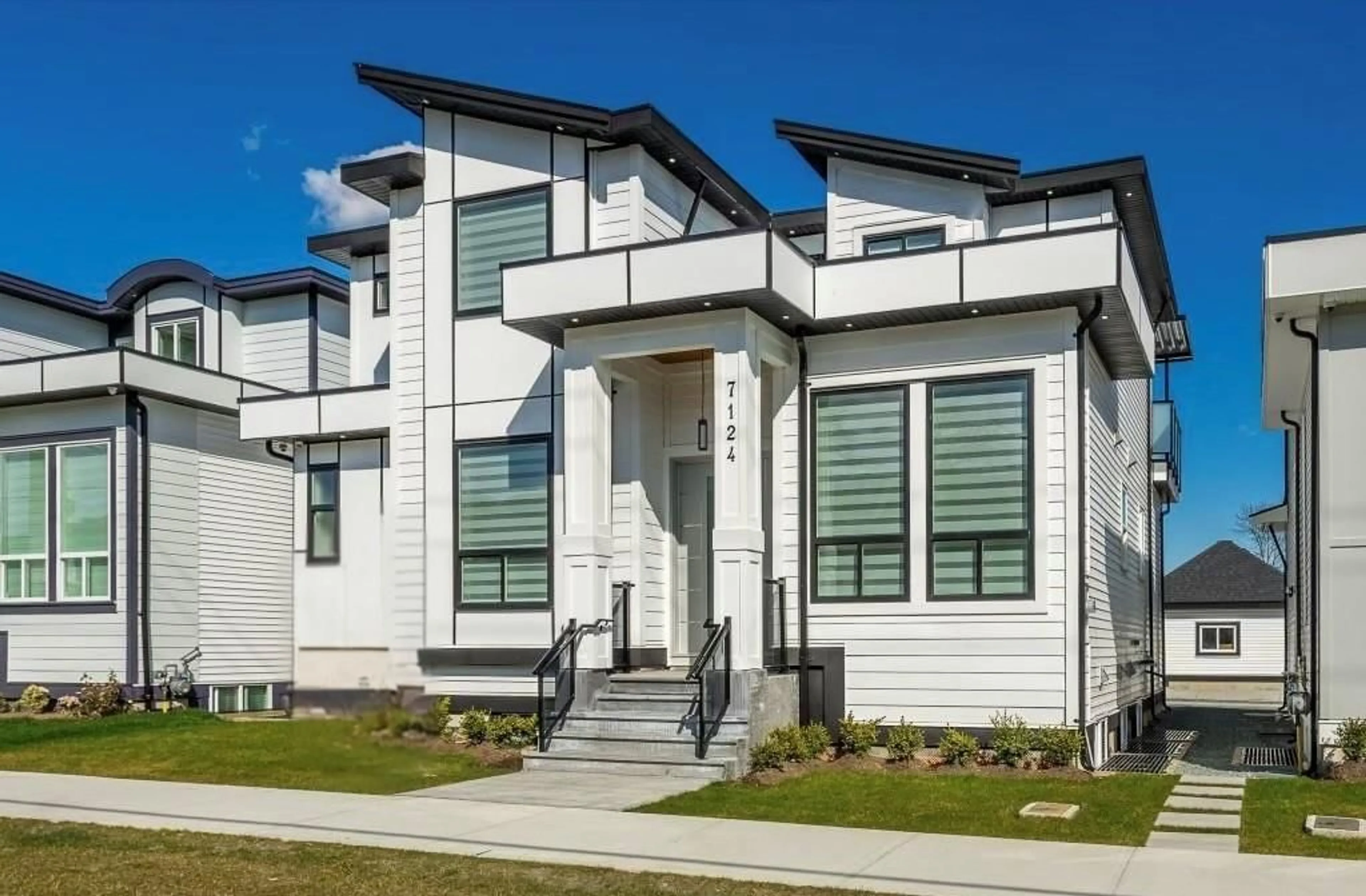 Home with vinyl exterior material, street for 7124 192, Surrey British Columbia V4N6Y1