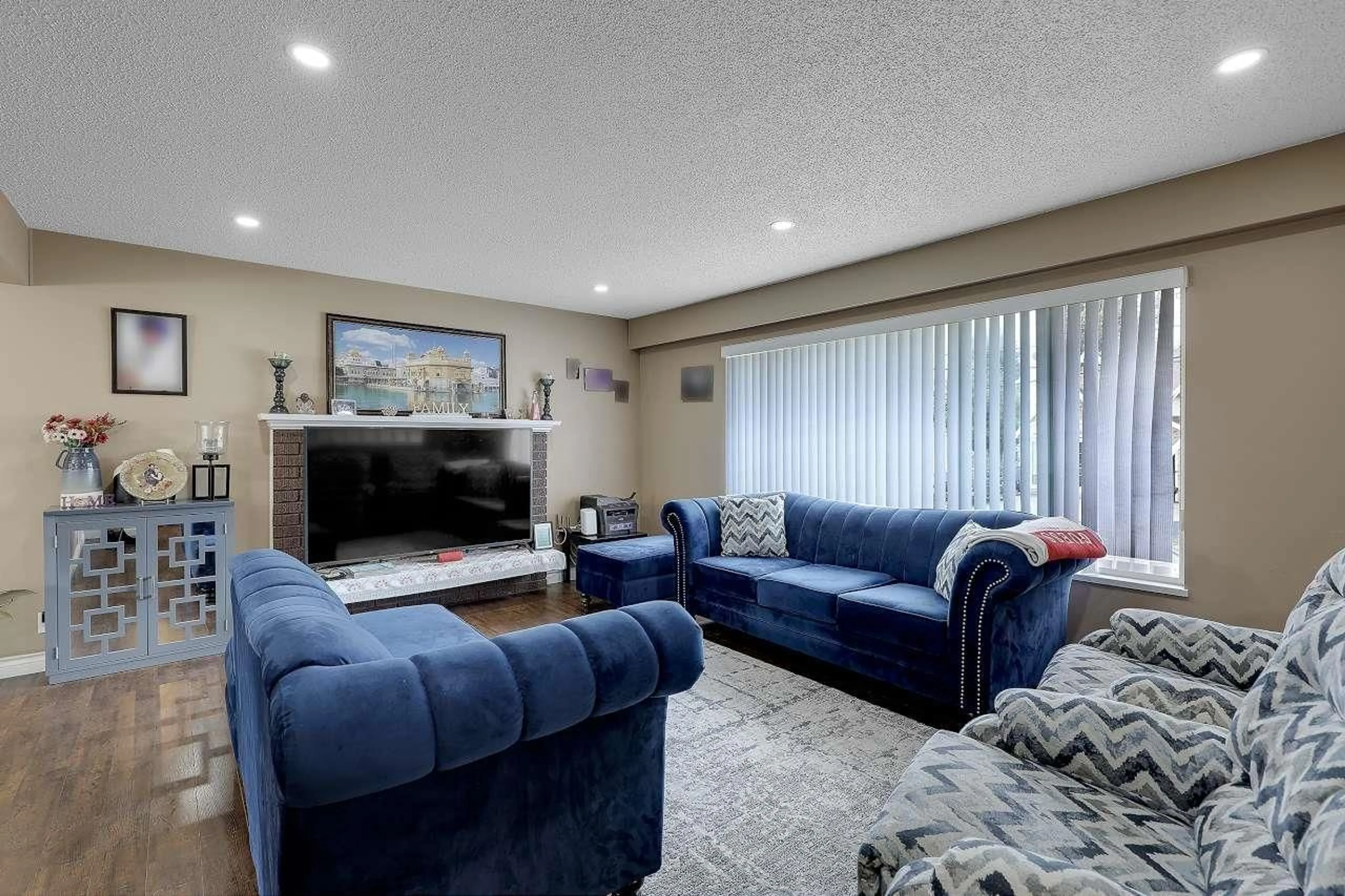 Living room with furniture, carpet floor for 17816 59, Surrey British Columbia V3S1P5