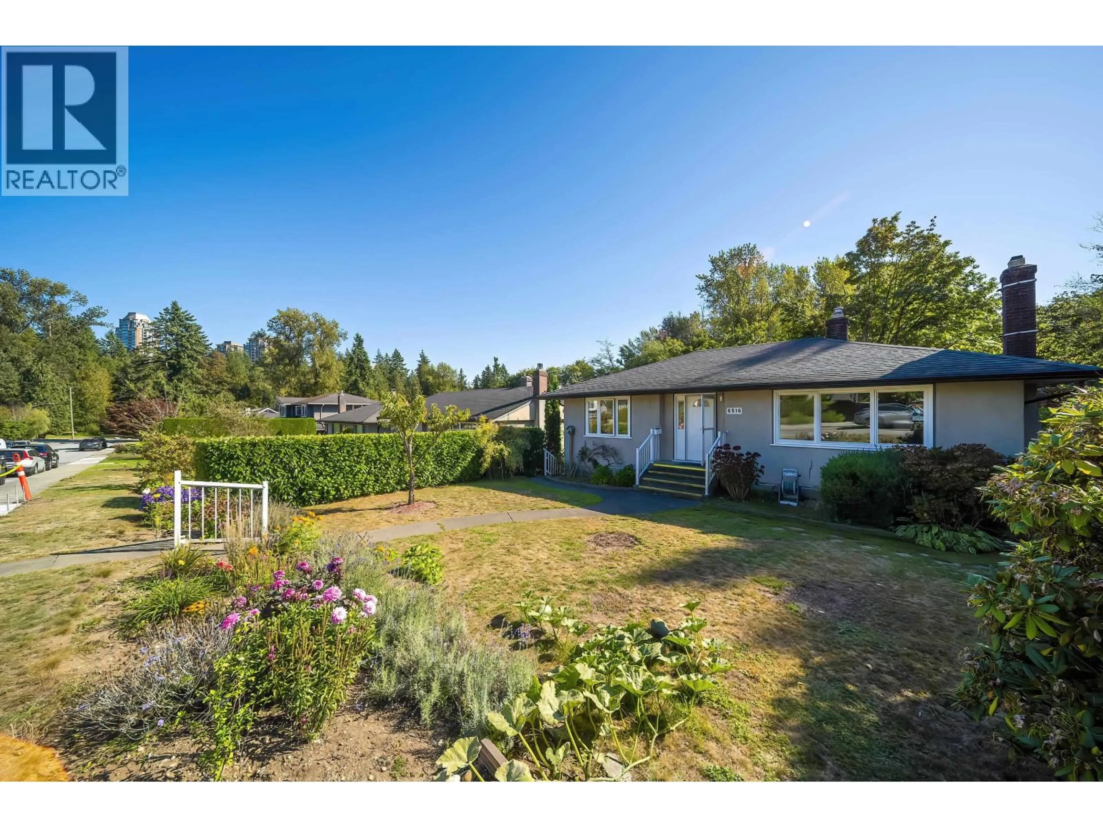 A pic from outside/outdoor area/front of a property/back of a property/a pic from drone, unknown for 6516 PORTLAND STREET, Burnaby British Columbia V5E1A2