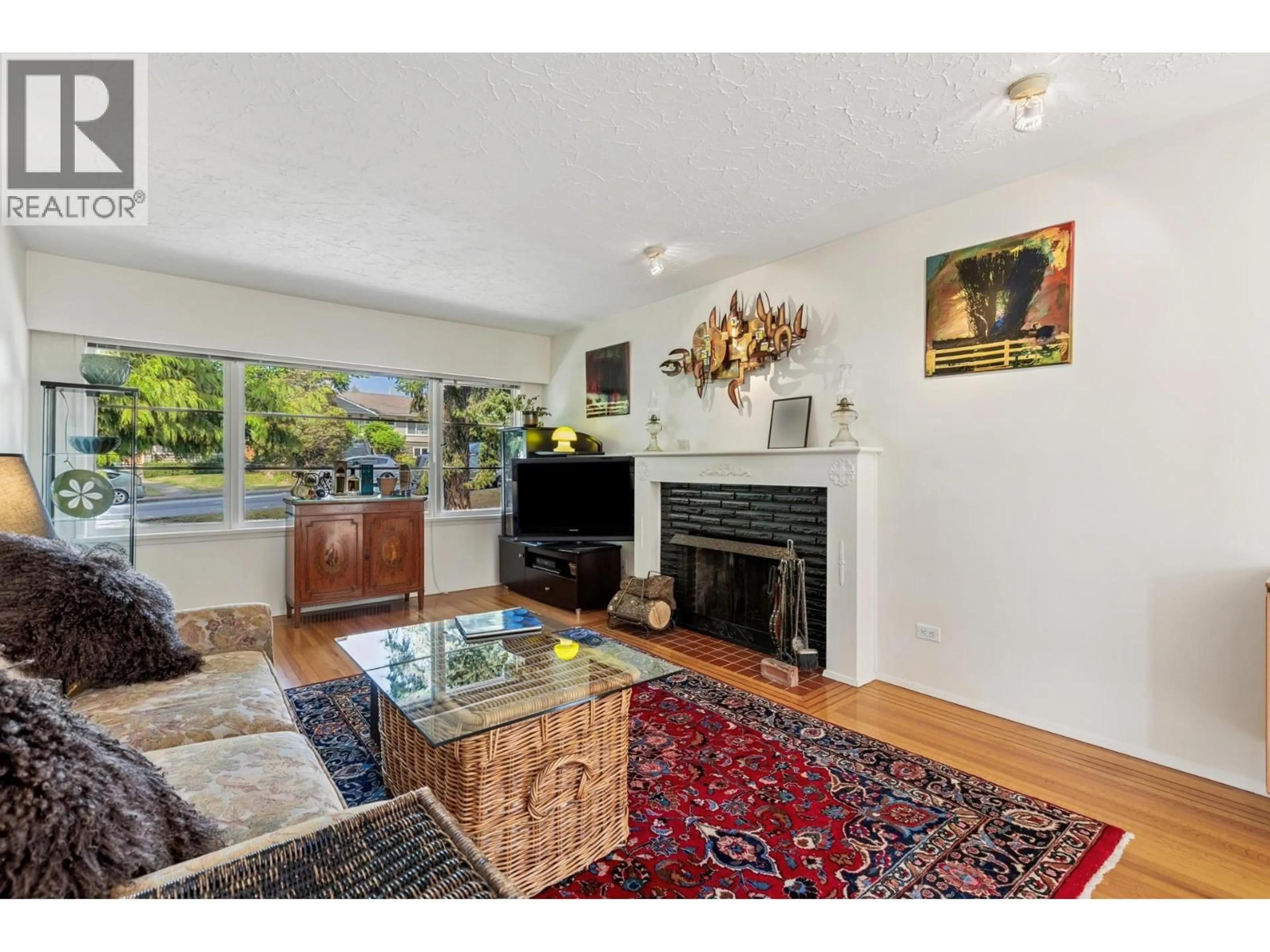 Living room with furniture, unknown for 415 26TH STREET, North Vancouver British Columbia V7N2G9