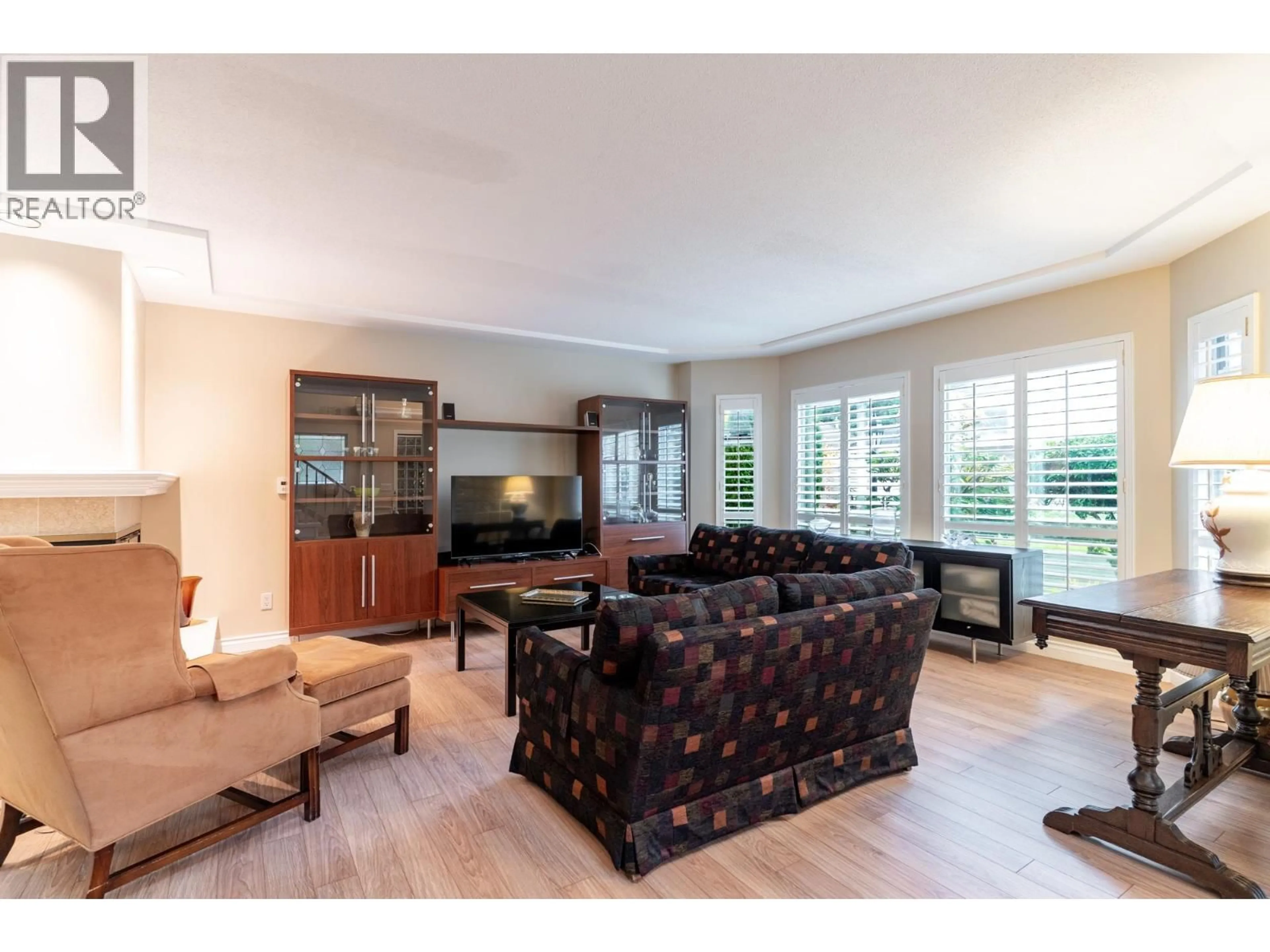 Living room with furniture, wood/laminate floor for 4 - 7760 BLUNDELL ROAD, Richmond British Columbia V6Y3S9