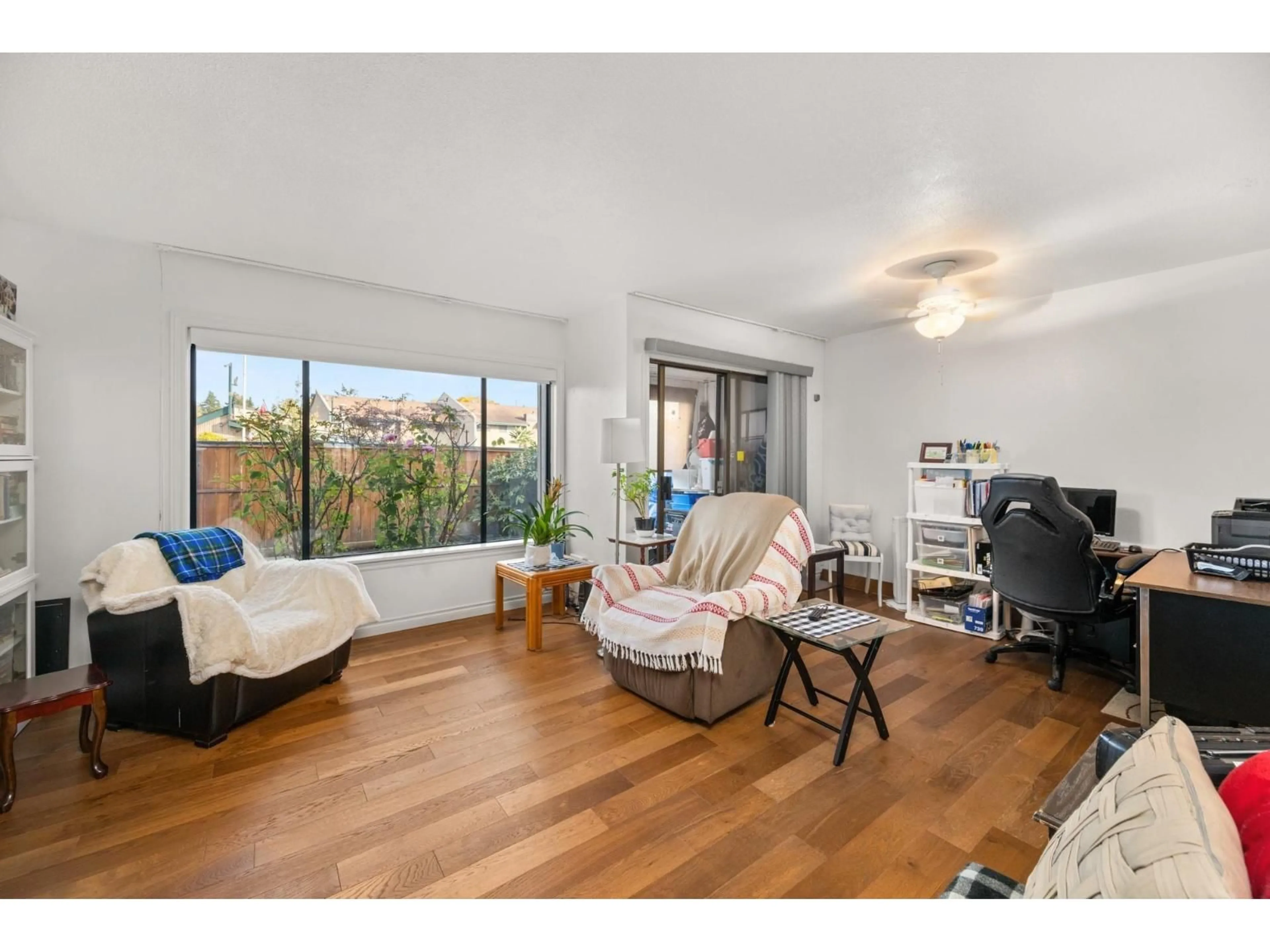 Living room with furniture, wood/laminate floor for 5 - 5850 177B, Surrey British Columbia V3S4J6