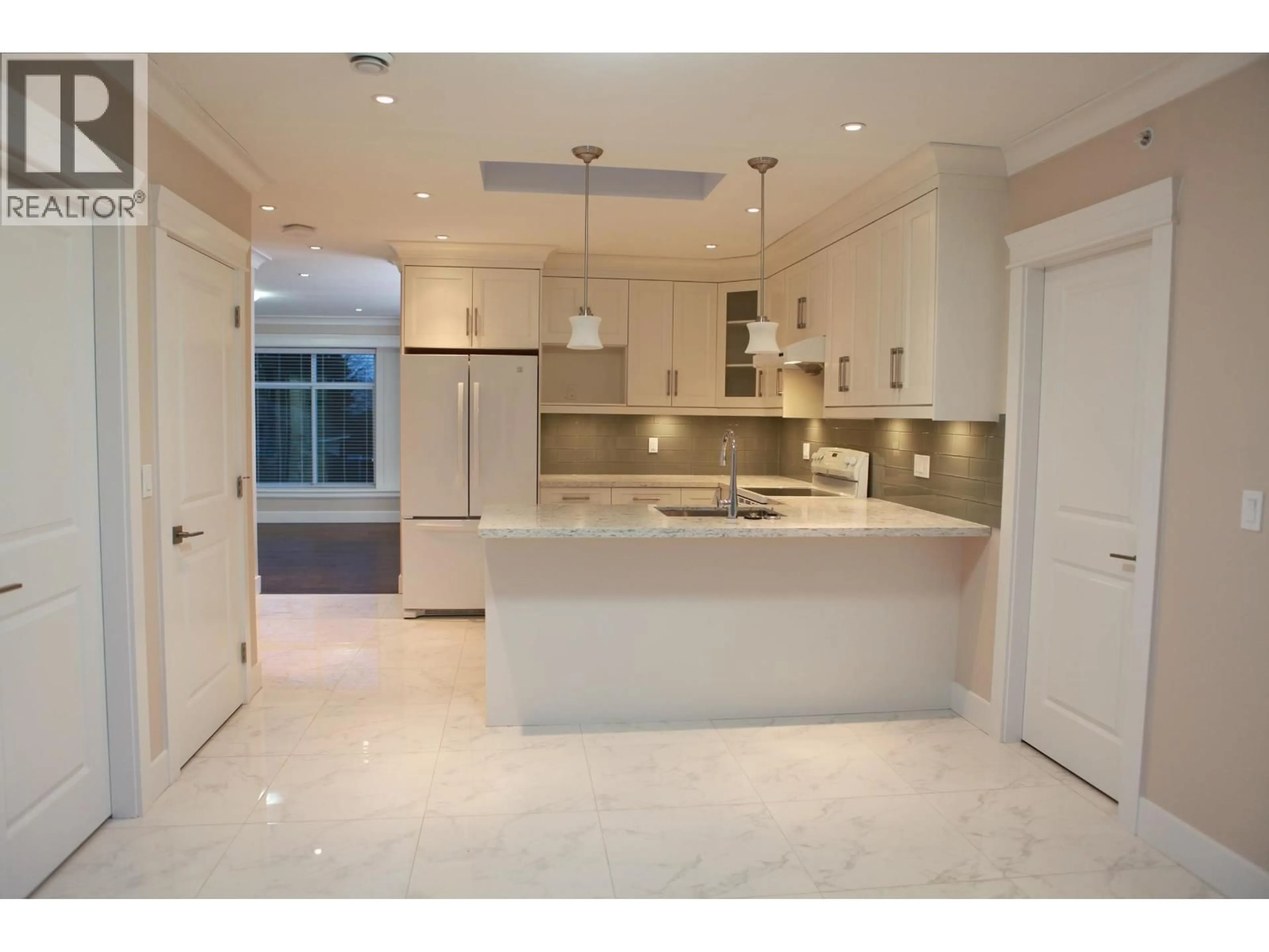 Open concept kitchen, ceramic/tile floor for 455 38TH AVENUE, Vancouver British Columbia V5Y2N7