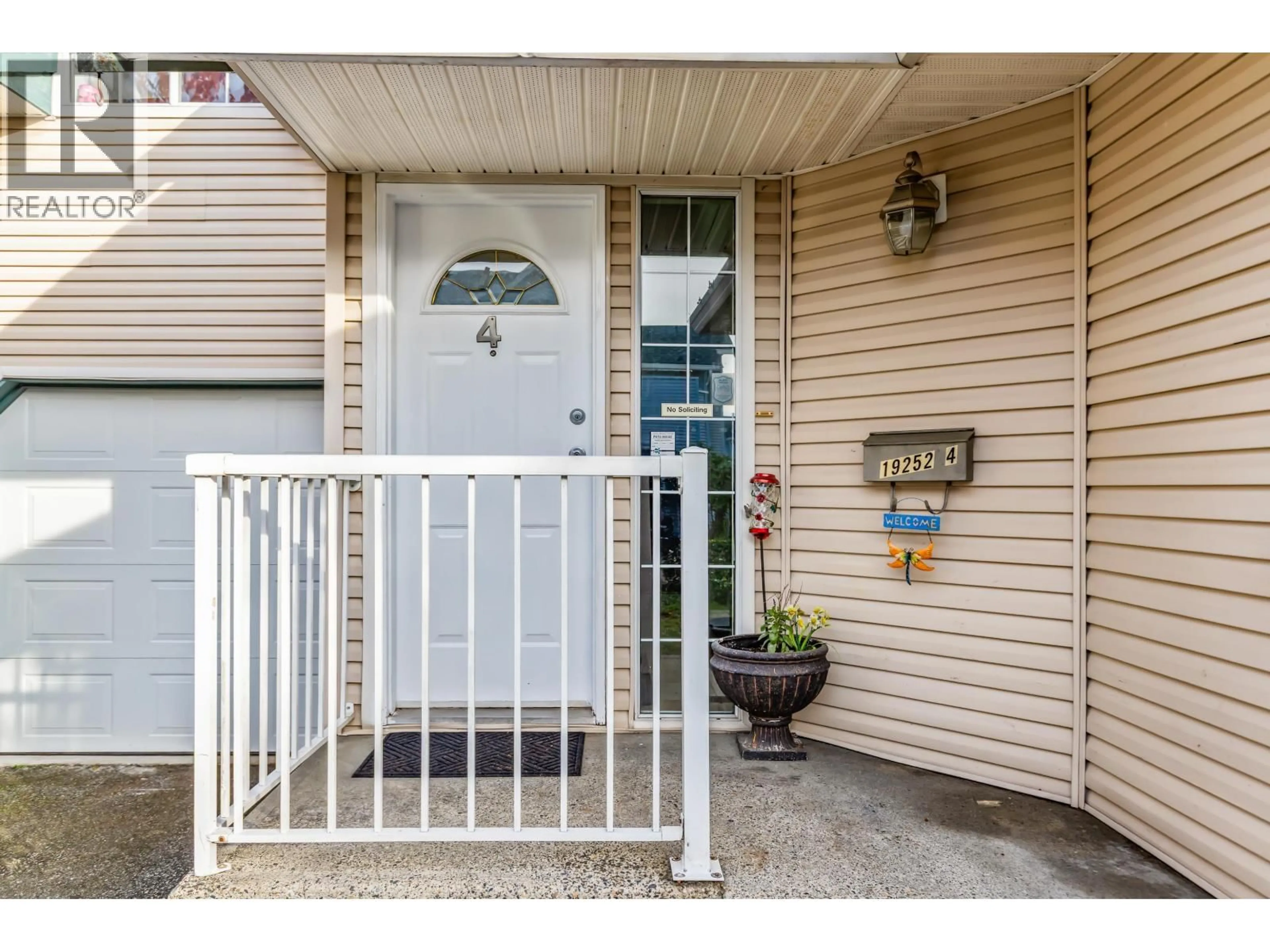 Indoor entryway for 4 - 19252 119 AVENUE, Pitt Meadows British Columbia V3Y2K4