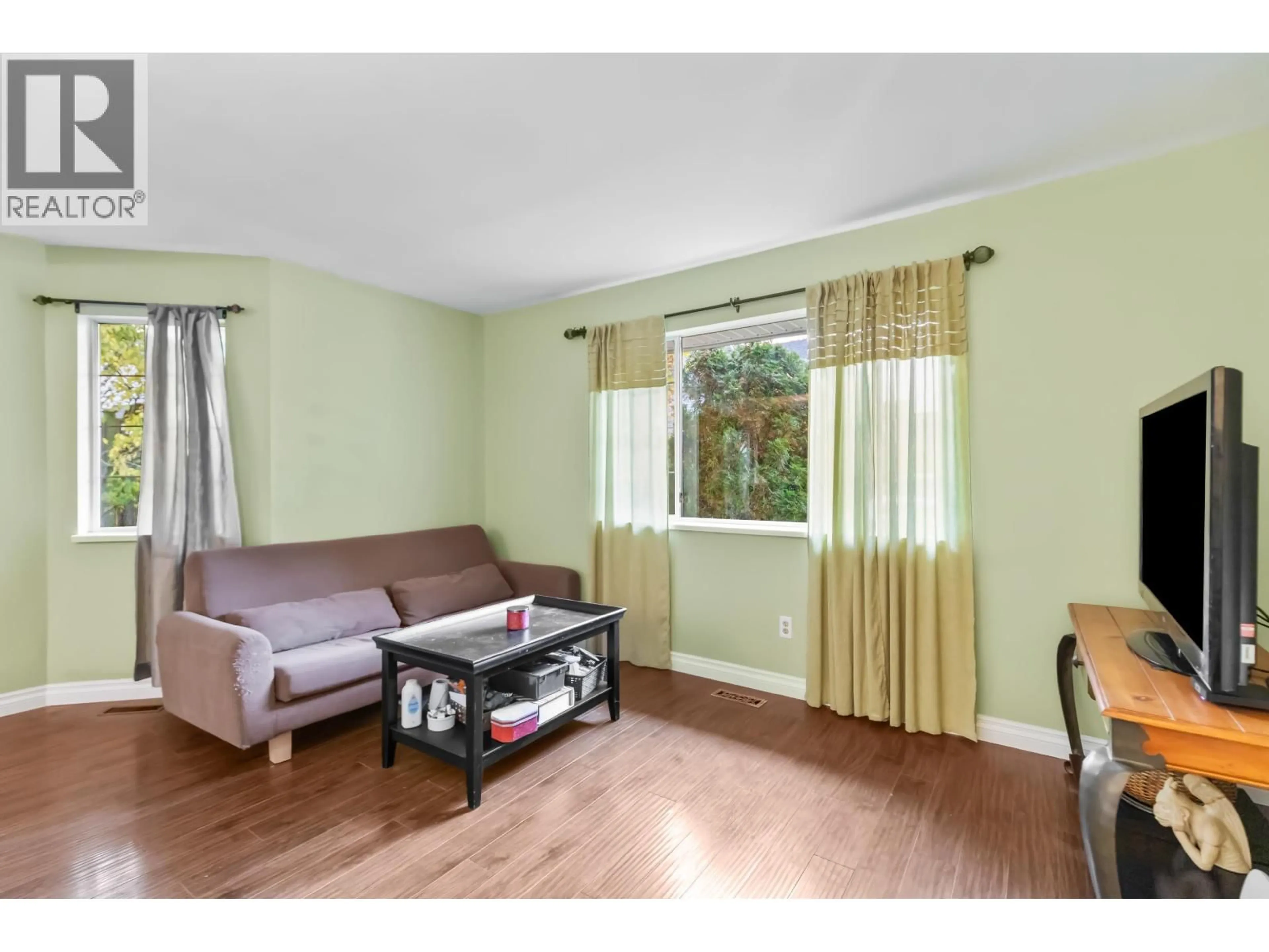 Living room with furniture, wood/laminate floor for 4 - 19252 119 AVENUE, Pitt Meadows British Columbia V3Y2K4