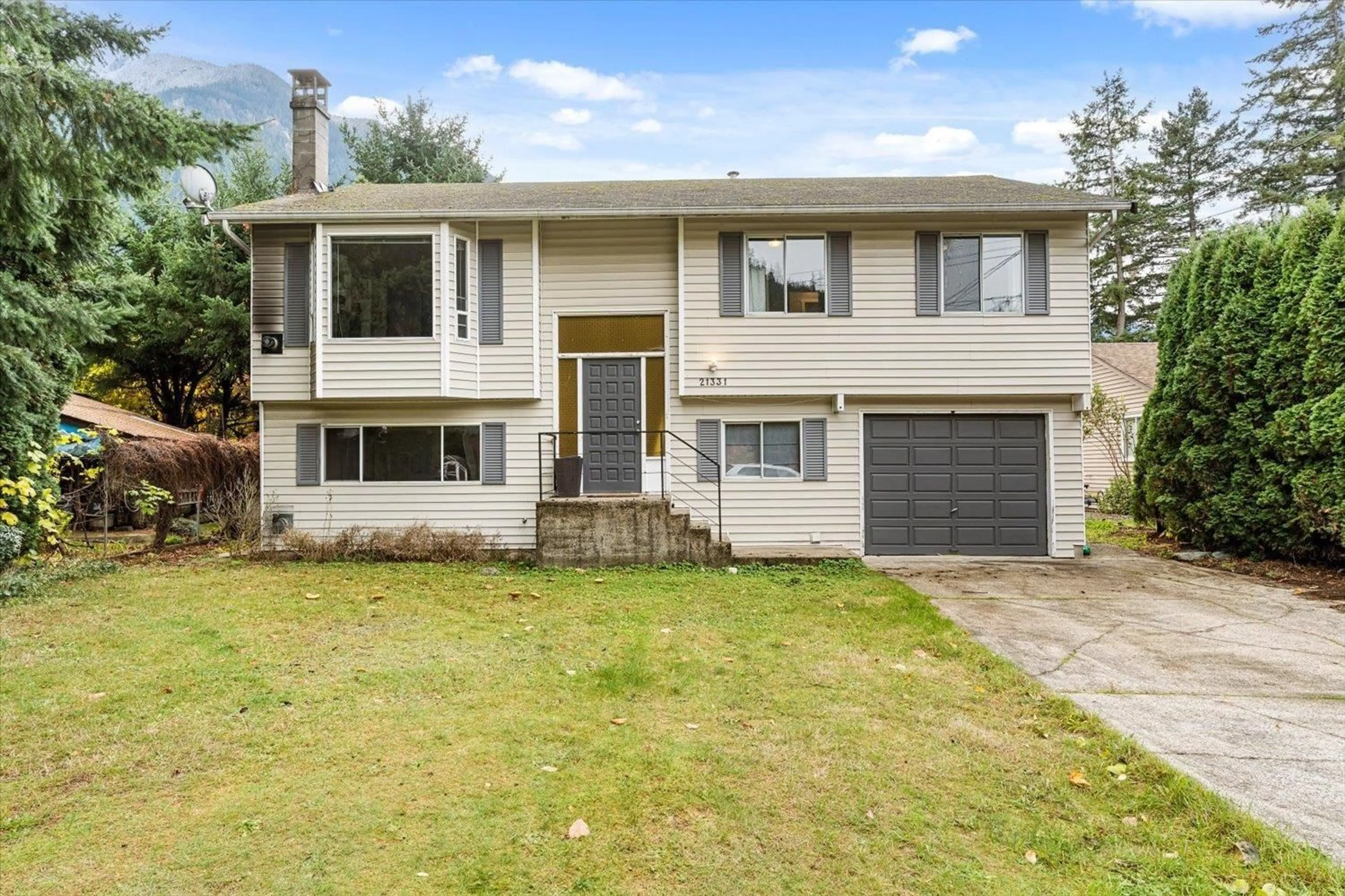 Home with vinyl exterior material, street for 21331 MALLARD DRIVE, Hope British Columbia V0X1L1