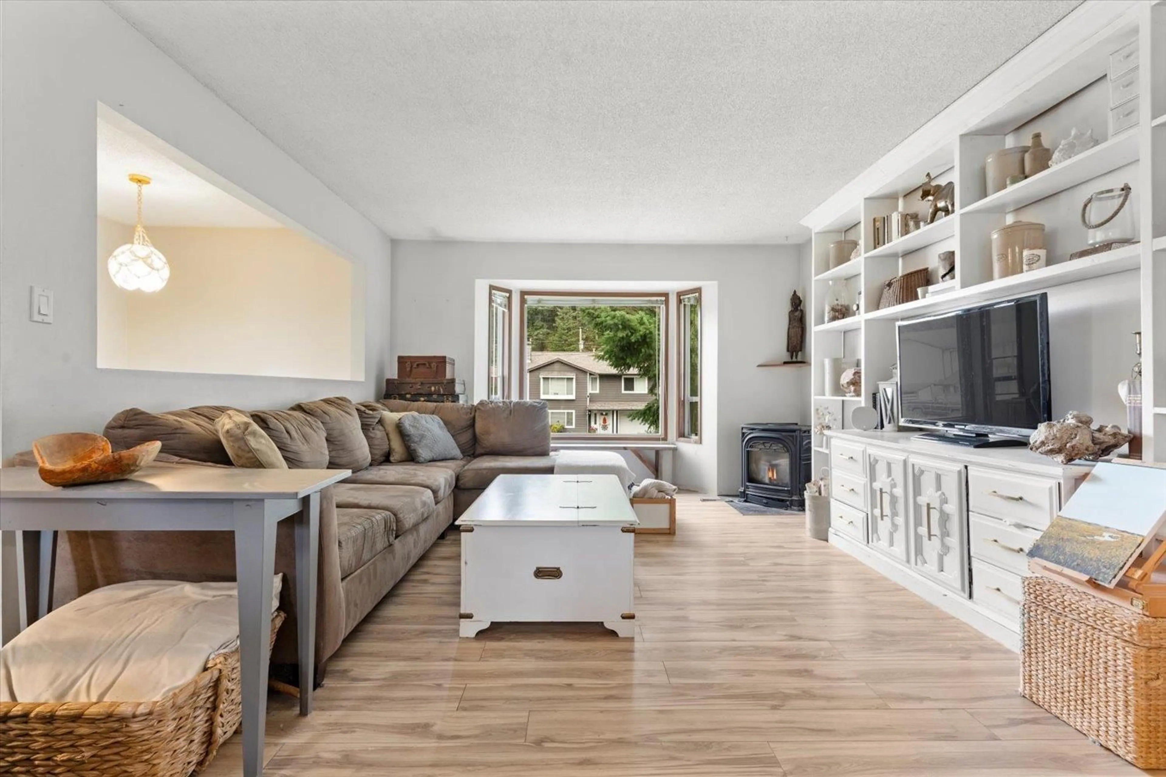 Living room with furniture, wood/laminate floor for 21331 MALLARD DRIVE, Hope British Columbia V0X1L1
