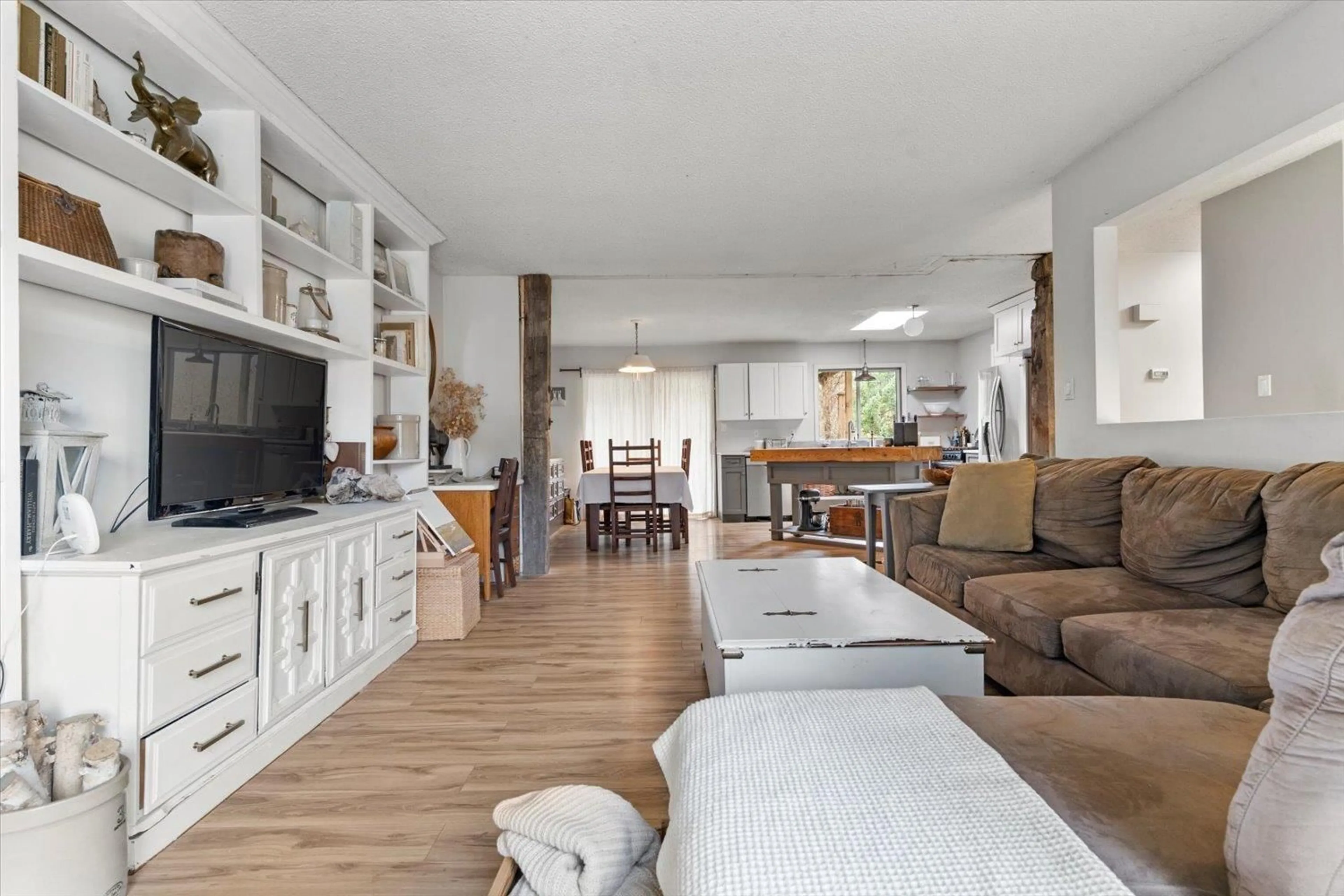 Living room with furniture, unknown for 21331 MALLARD DRIVE, Hope British Columbia V0X1L1