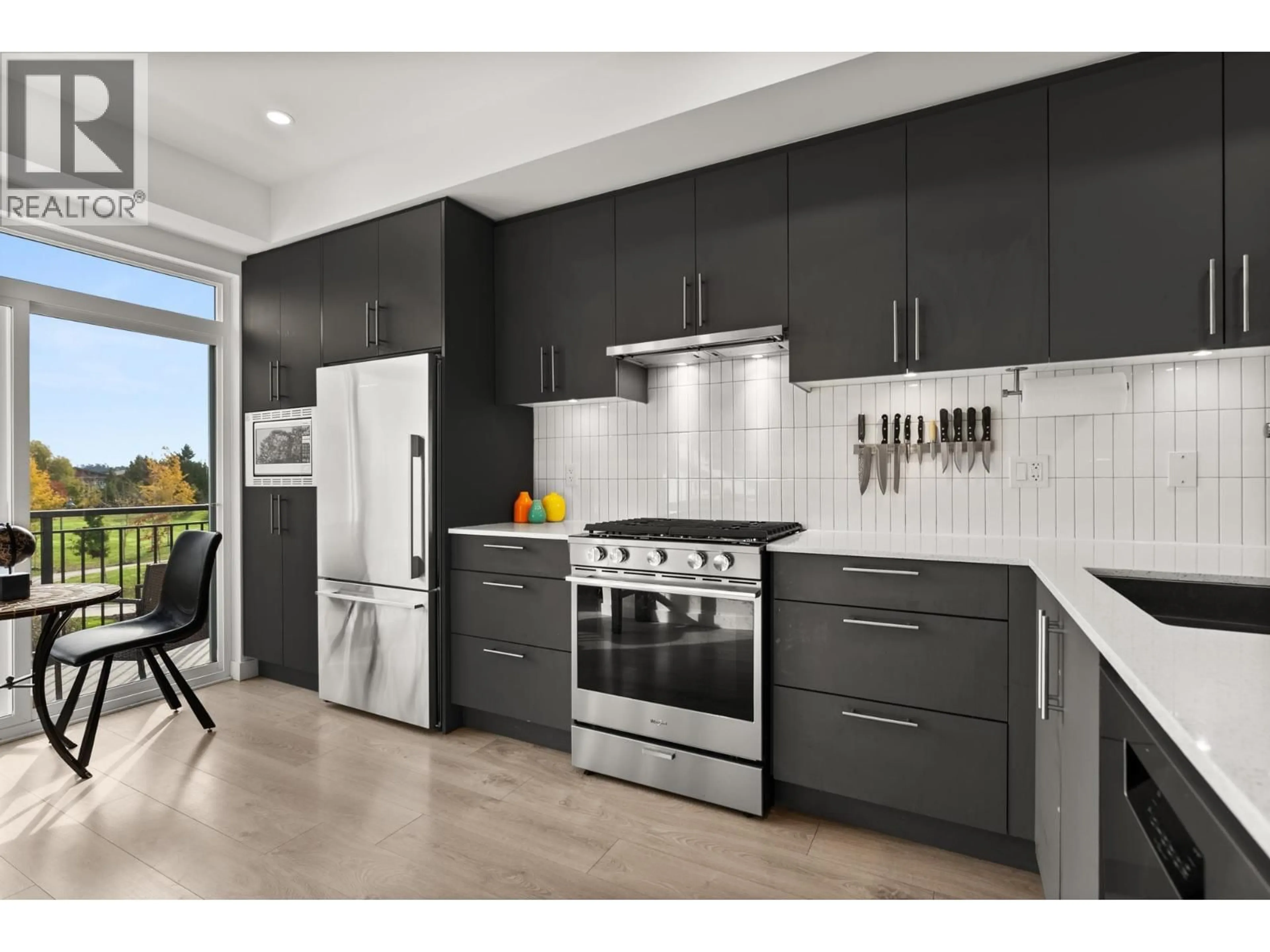 Contemporary kitchen, ceramic/tile floor for 57 - 4292 WOLF WAY, Tsawwassen British Columbia V4M0E1