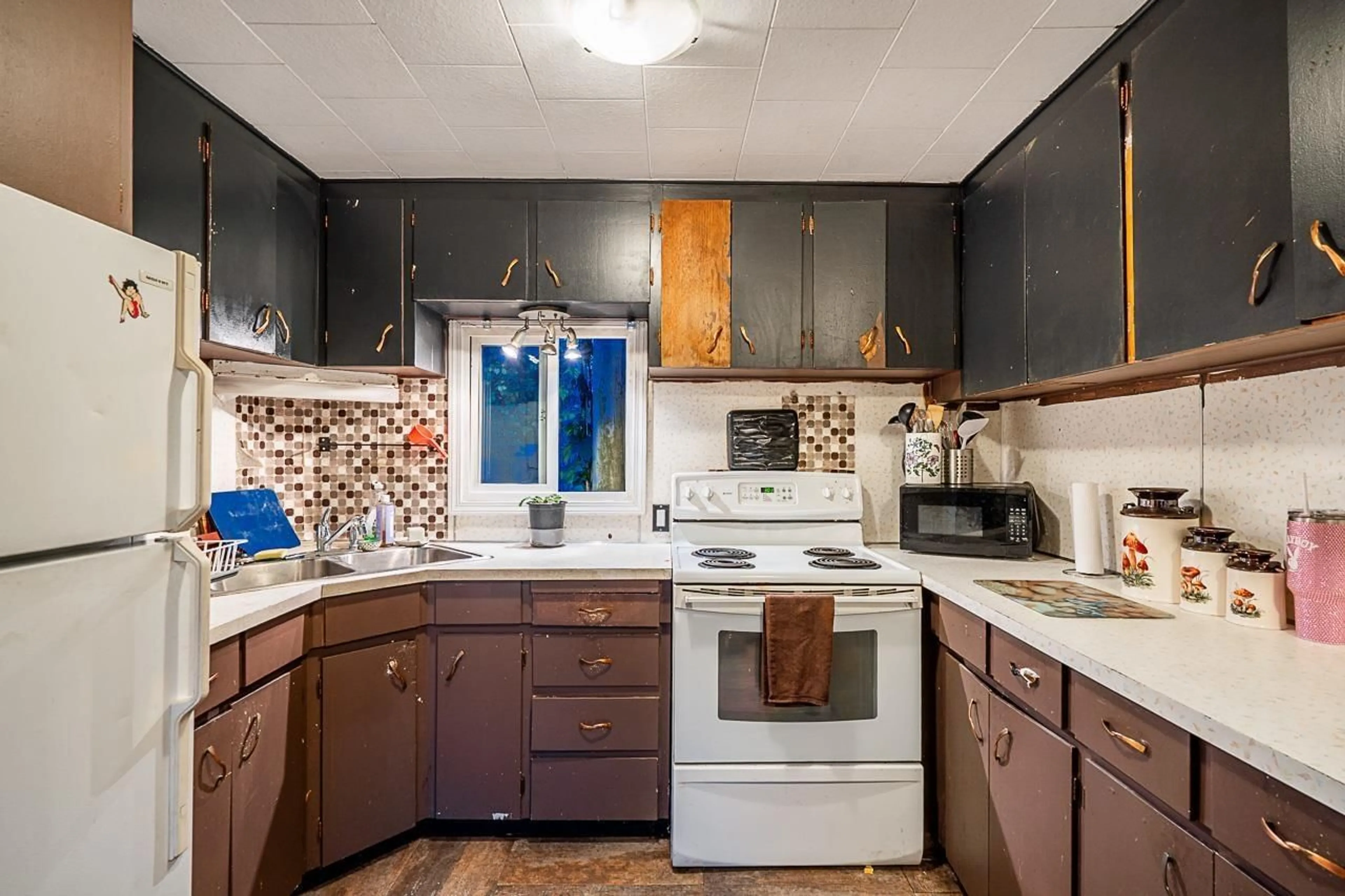 Standard kitchen, ceramic/tile floor for 55 - 26892 FRASER, Langley British Columbia V4W3T6