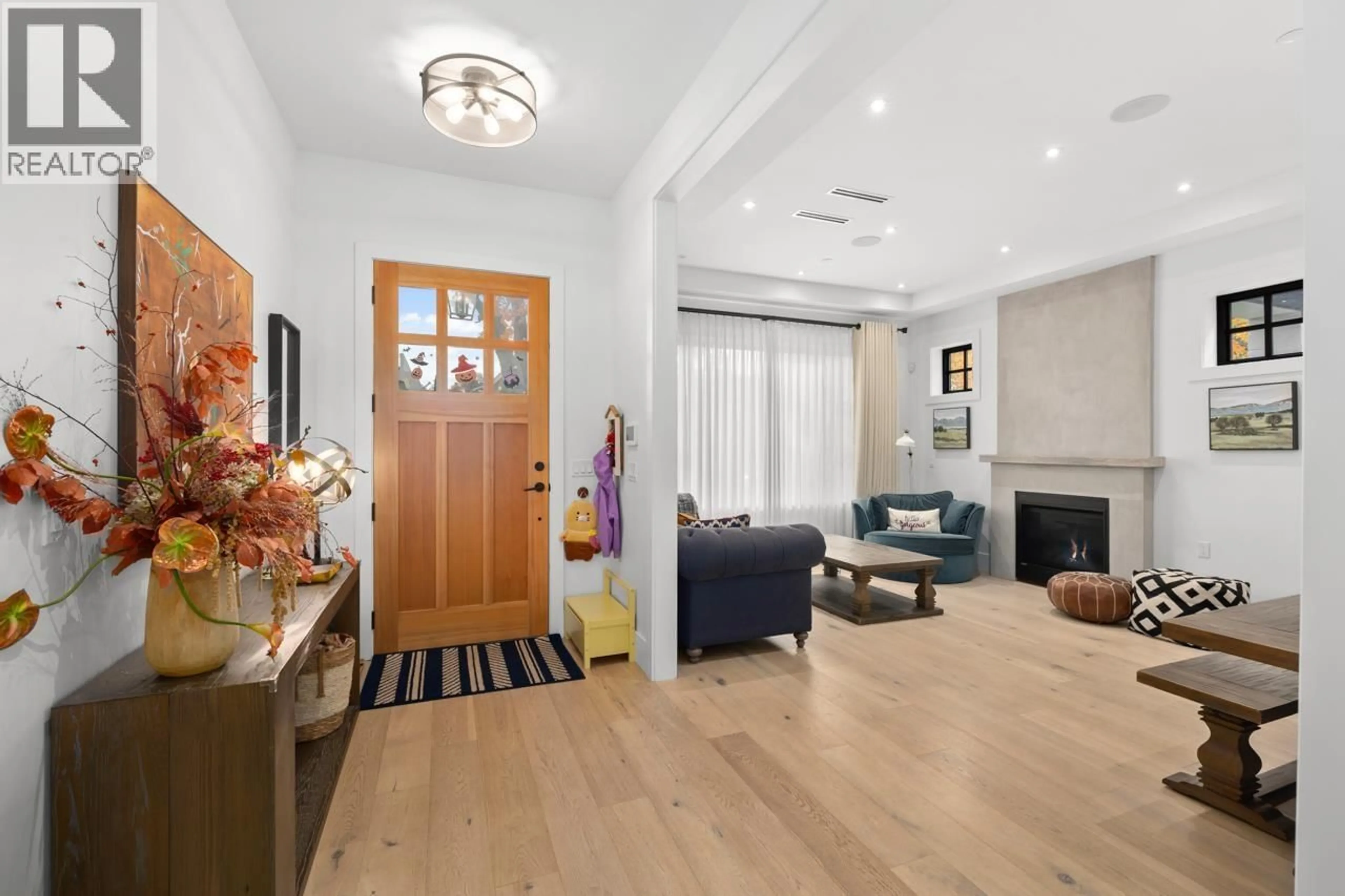 Indoor entryway for 3363 W 15TH AVENUE, Vancouver British Columbia V6R2Y9