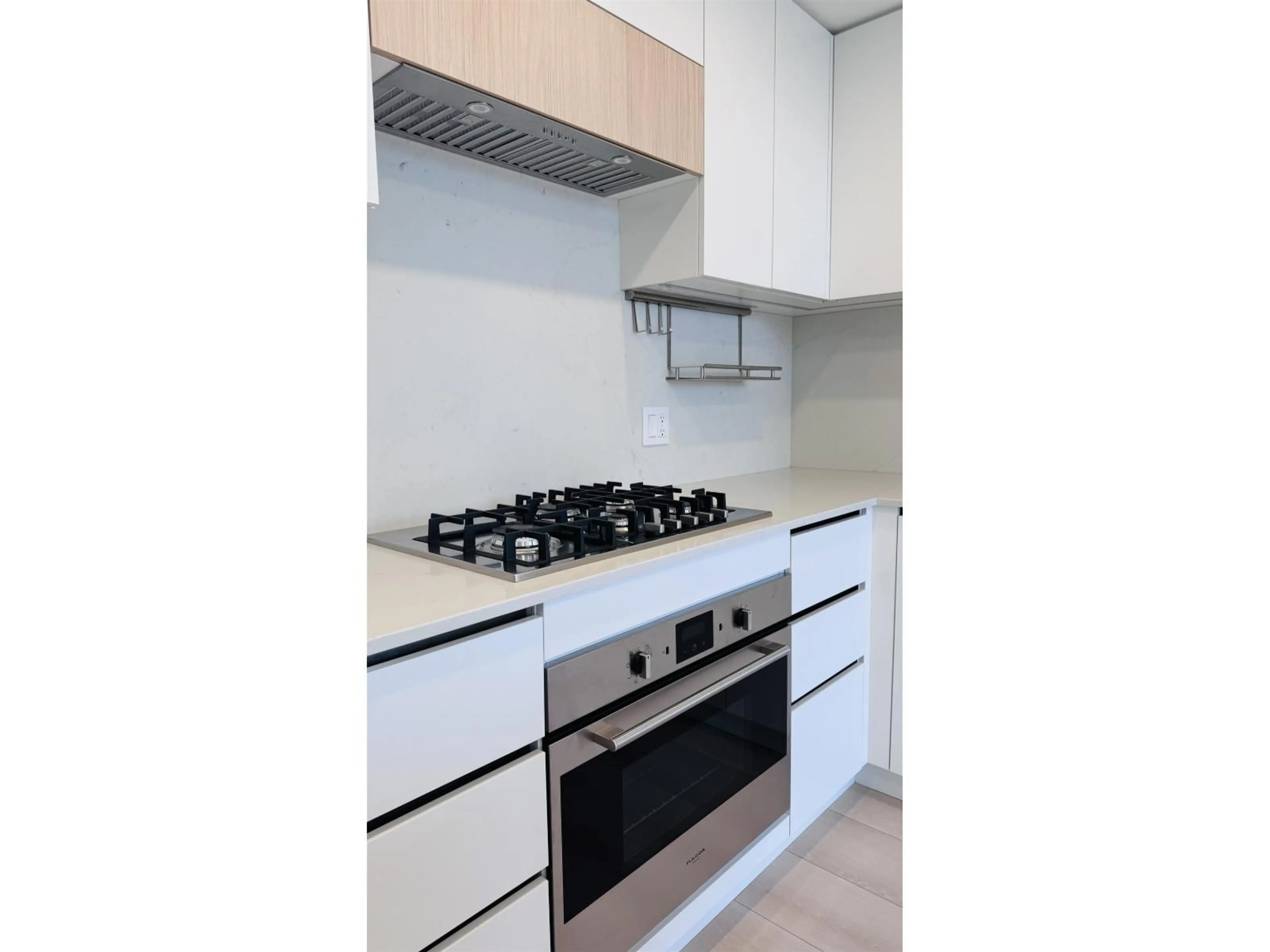 Standard kitchen, wood/laminate floor for 408 - 13573 98A, Surrey British Columbia V3T0X1