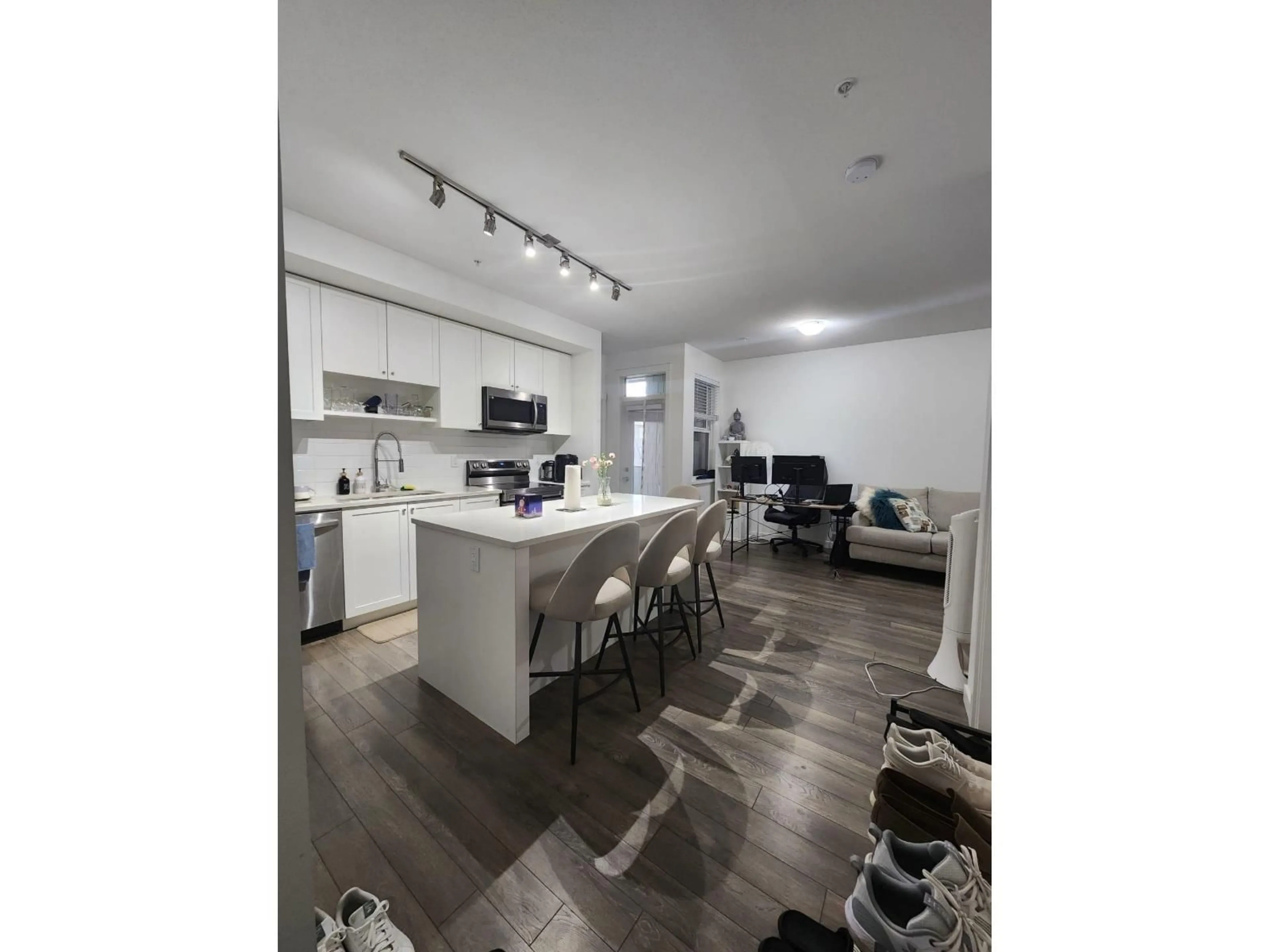 Open concept kitchen, unknown for 316 - 15825 85, Surrey British Columbia V4N6W9