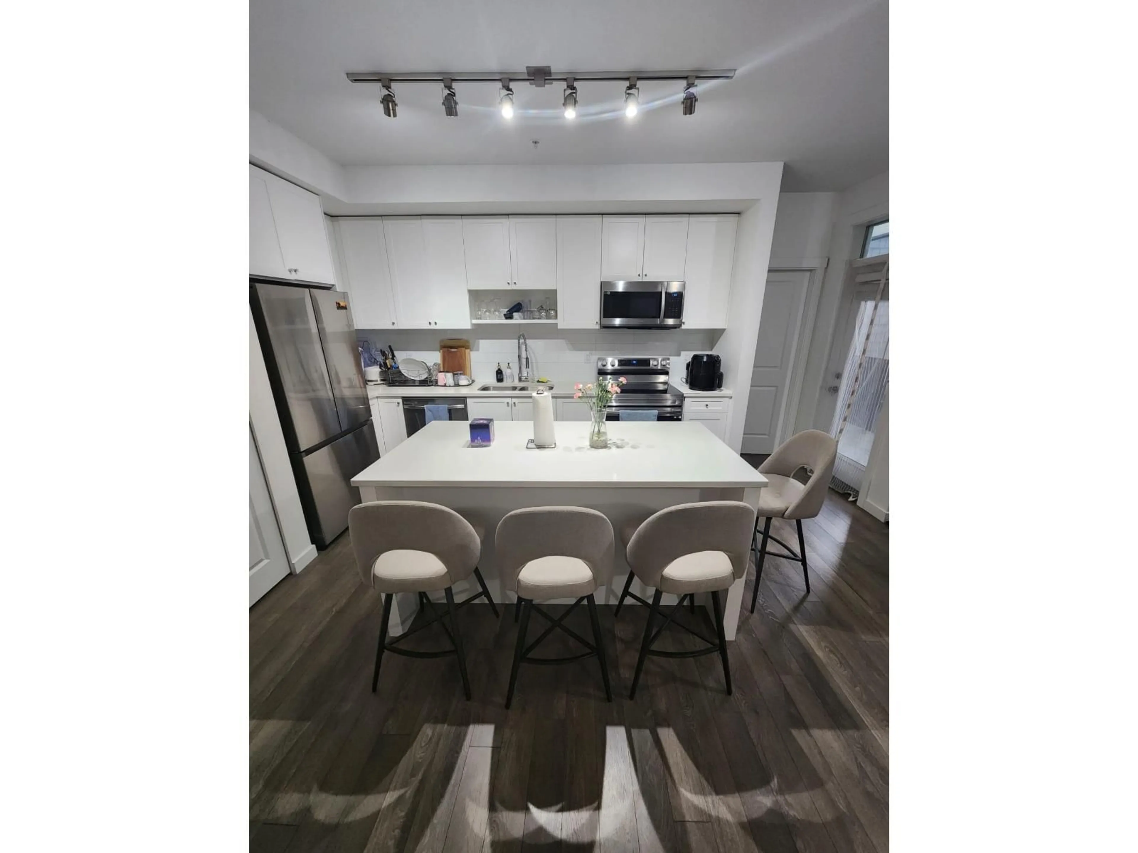 Open concept kitchen, unknown for 316 - 15825 85, Surrey British Columbia V4N6W9