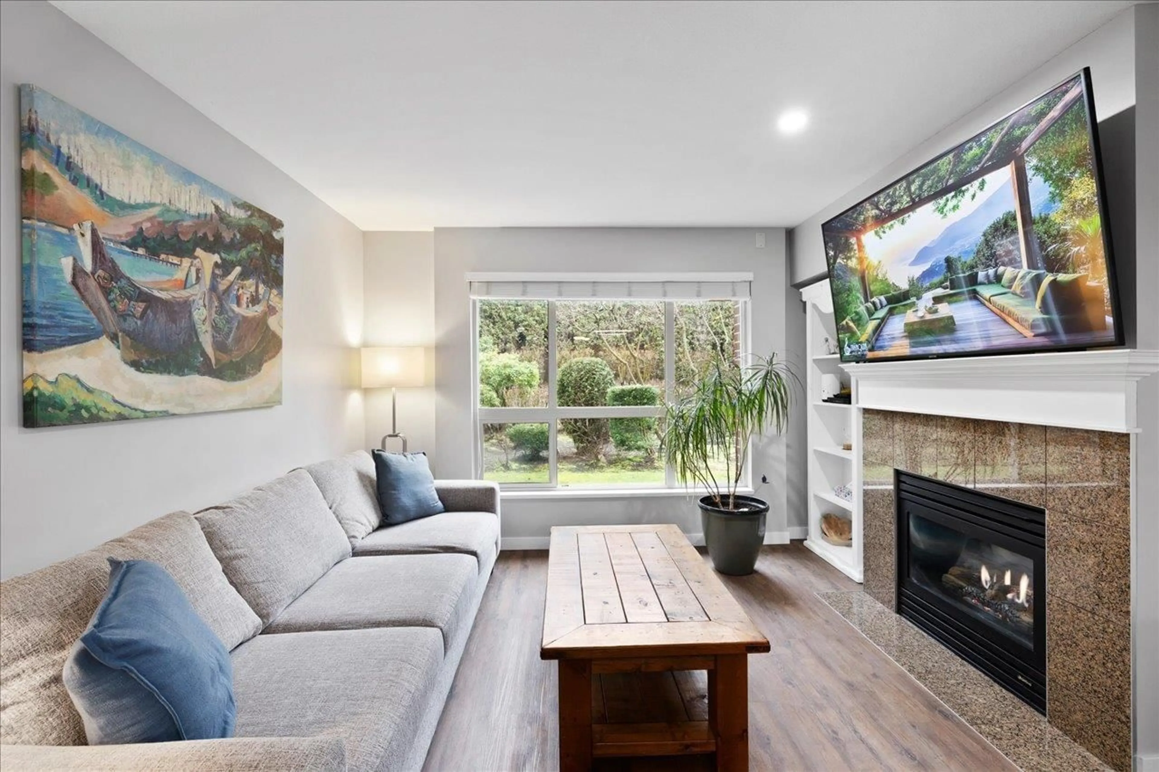 Living room with furniture, wood/laminate floor for 107 - 2167 152, Surrey British Columbia V4A4P1