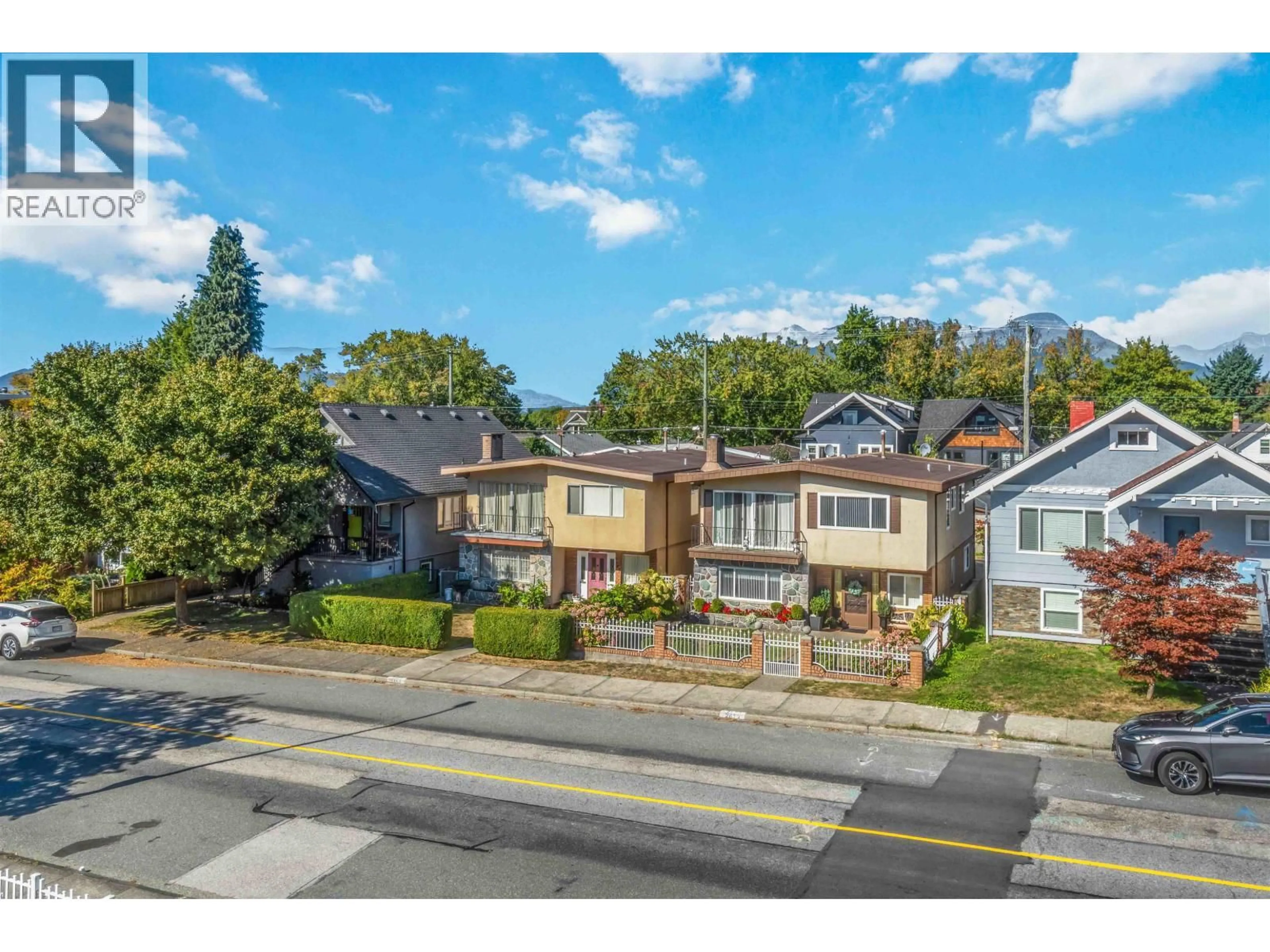 A pic from outside/outdoor area/front of a property/back of a property/a pic from drone, street for 2 - 2658 DUNDAS STREET, Vancouver British Columbia V5K1P9