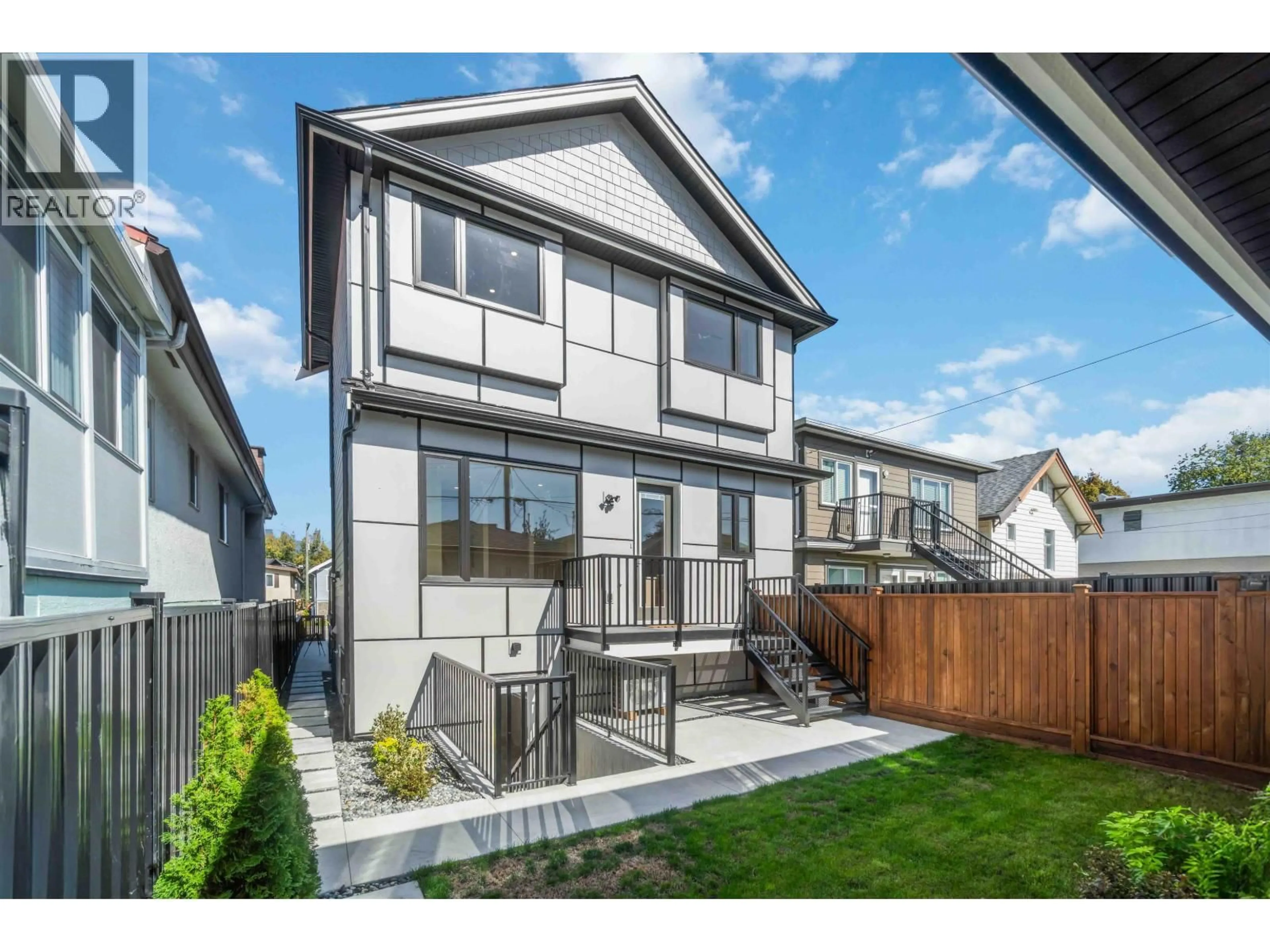 Home with vinyl exterior material, unknown for 2 - 2658 DUNDAS STREET, Vancouver British Columbia V5K1P9