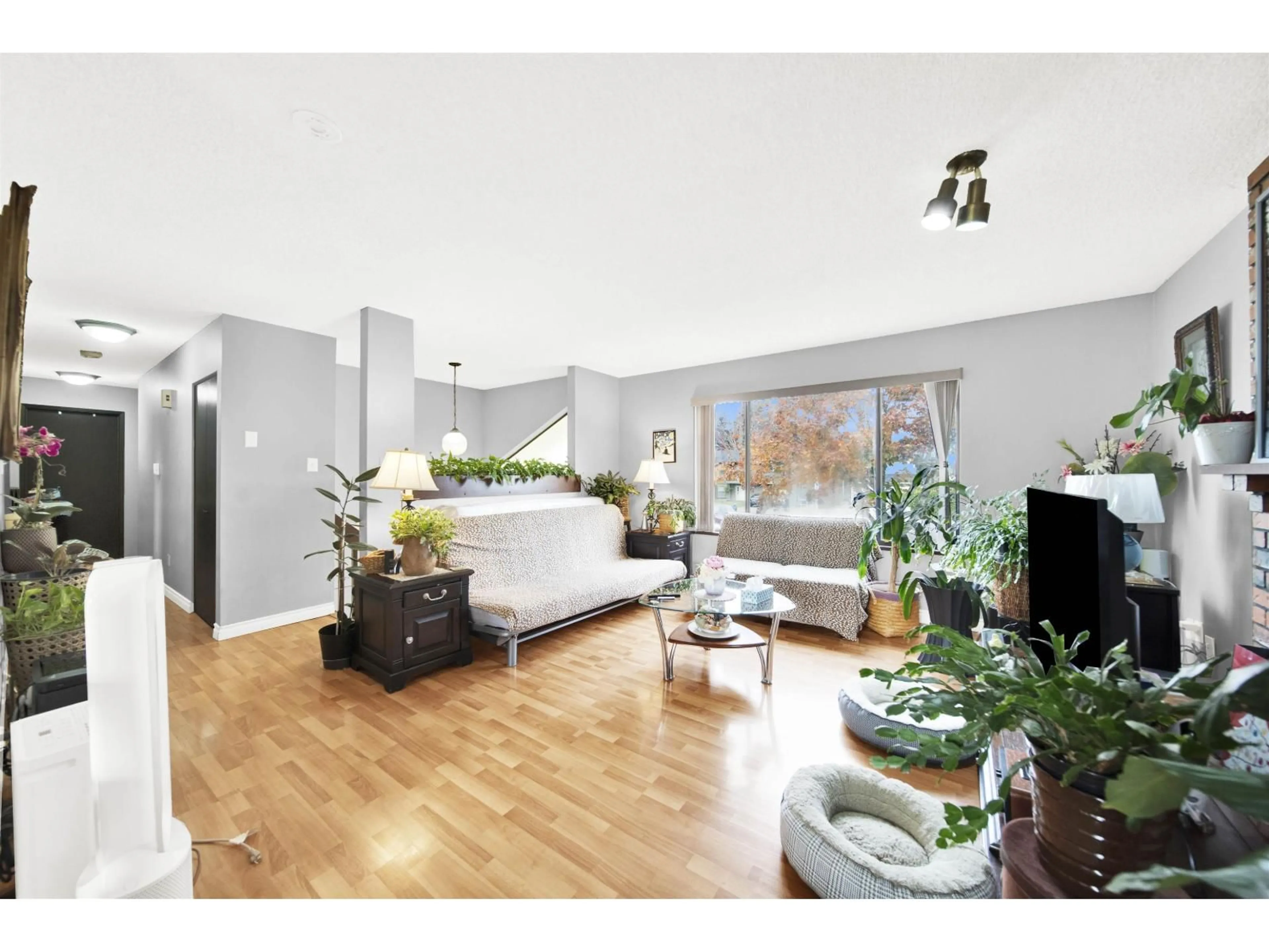 Living room with furniture, wood/laminate floor for 11918 72A, Delta British Columbia V4C1B5